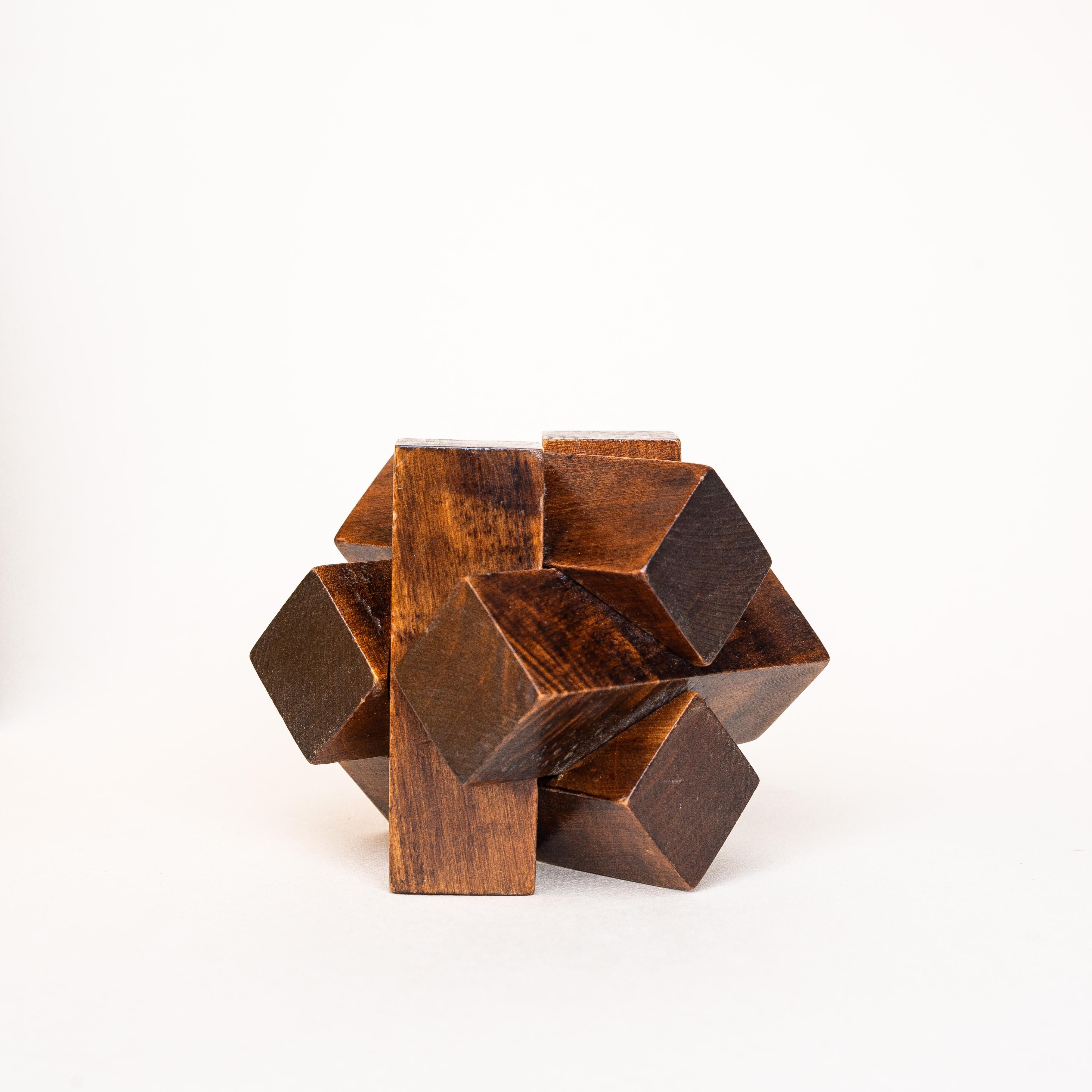 Escultura Abstracta Art Decó de Madera - Pisapapeles y Juego de Puzzle - Francia Años 40

Originalmente un juego de puzzle de madera, esta hermosa pieza también puede exhibirse como pisapapeles en un escritorio, o como escultura decorativa en