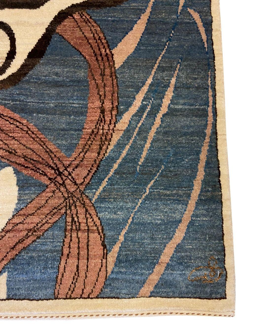 Dieser abstrakte Jugendstil-Perserteppich in der Größe 3' x 5' zeigt eine fesselnde Mischung aus Blau, Creme, Braun und Rosa, die ein kühnes und einzigartiges Kunstwerk schafft. Der mit Präzision handgeknüpfte Teppich zeichnet sich durch