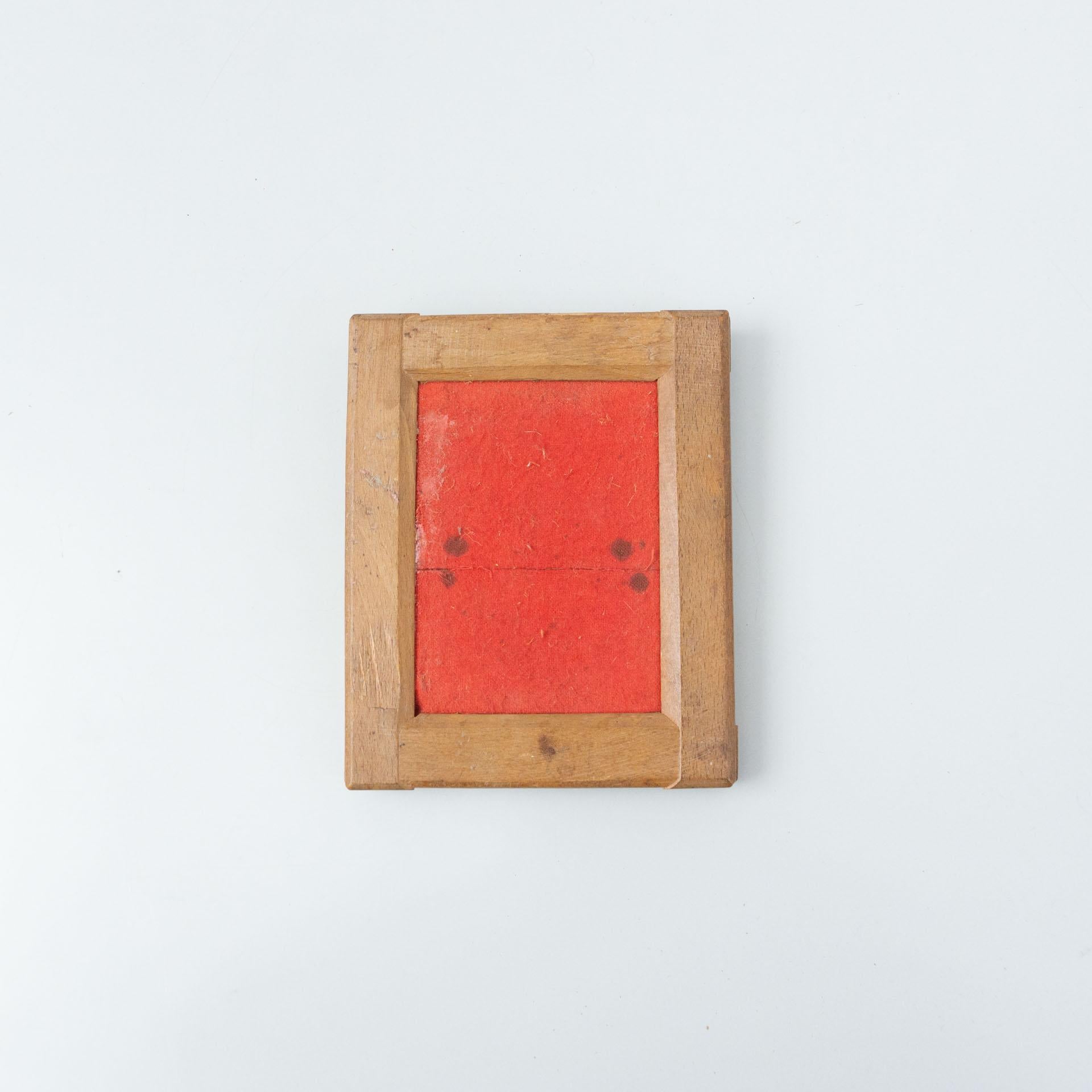 Antique wood frame with red felt interior.
By unnknown artist, circa 1940.

In original condition, with minor wear consistent with age and use, preserving a beautiful patina.

Materials:
Wood
Felt

Dimensions (each one):
D 2 cm x W 13.5 cm