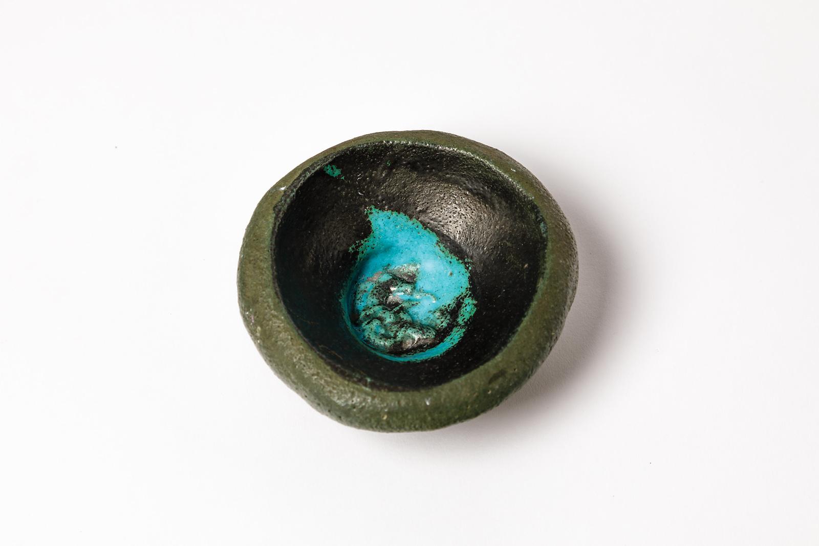 Accolay

Abstract ceramic form for this ashtray by Accolay.

Elegant black and green colors with decoration inside.

Signed under the base

Dimensions: 4.5 x 11 cm.