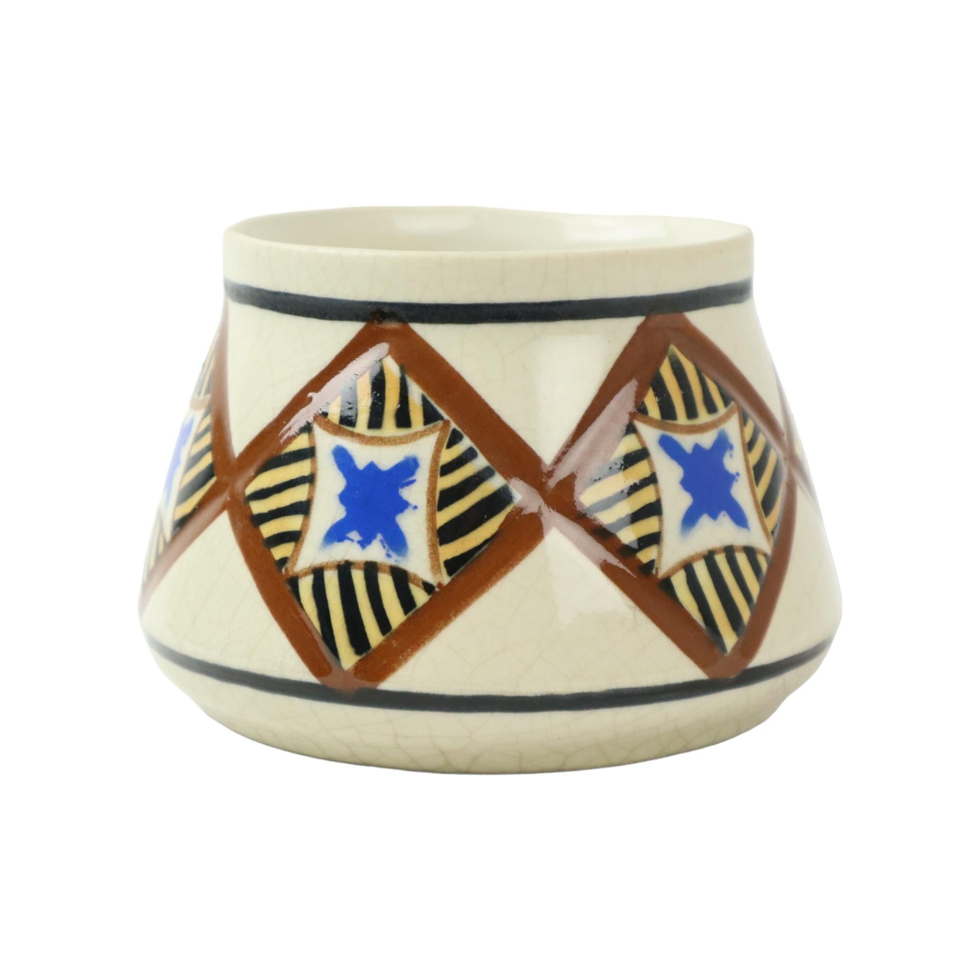 Vase art déco abstrait fait à la main, en faïence émaillée avec des motifs bleus, bruns et orange, sur un fond blanc craquelé, par AMC (Auguste Mouzin et Cie), années 1930, Belgique.

Bel objet pour l'amateur du mouvement art déco ou le