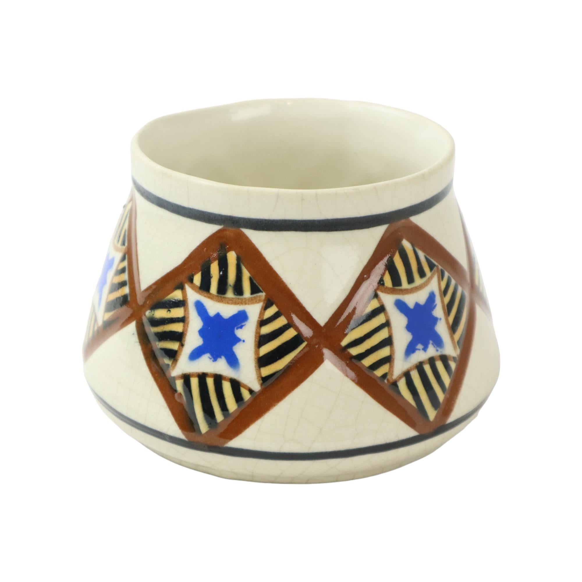 Vernissé Vase abstrait belge Art Déco AMC Blanc Bleu Noir Faïence craquelée en vente