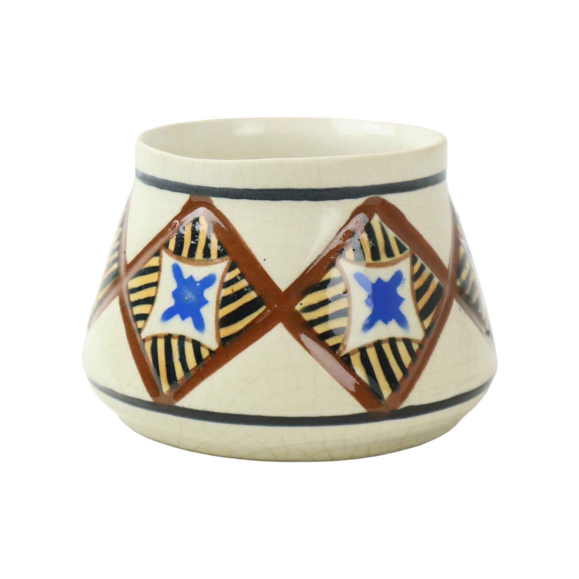 Milieu du XXe siècle Vase abstrait belge Art Déco AMC Blanc Bleu Noir Faïence craquelée en vente