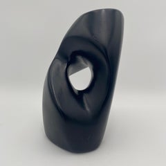 Sculpture abstraite en céramique noire, signée 1979