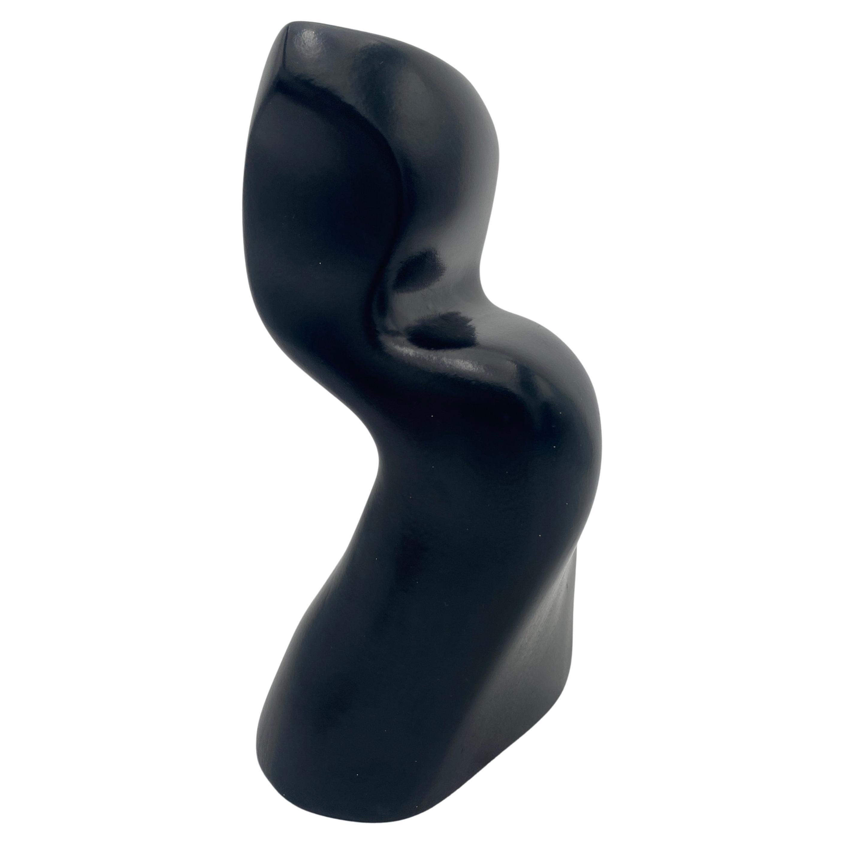 Escultura abstracta de cerámica negra, firmada en 1979