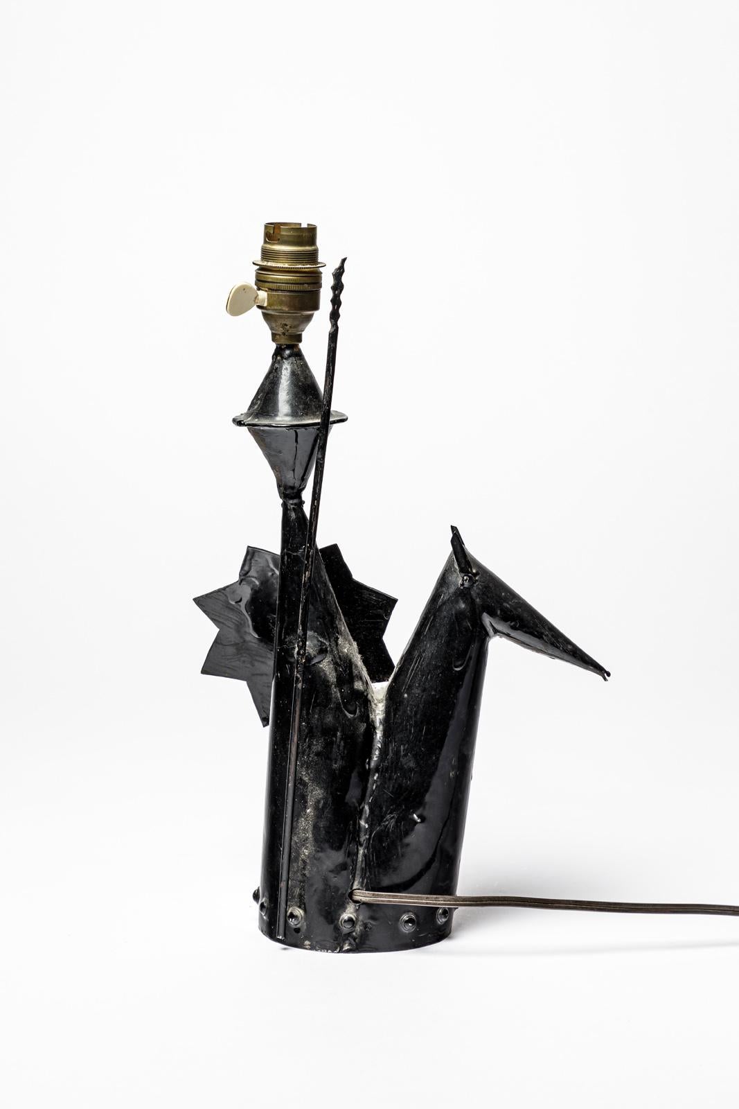 abstract black metal 20th century design 1960 table lamp don quichotte  In Excellent Condition For Sale In Neuilly-en- sancerre, FR