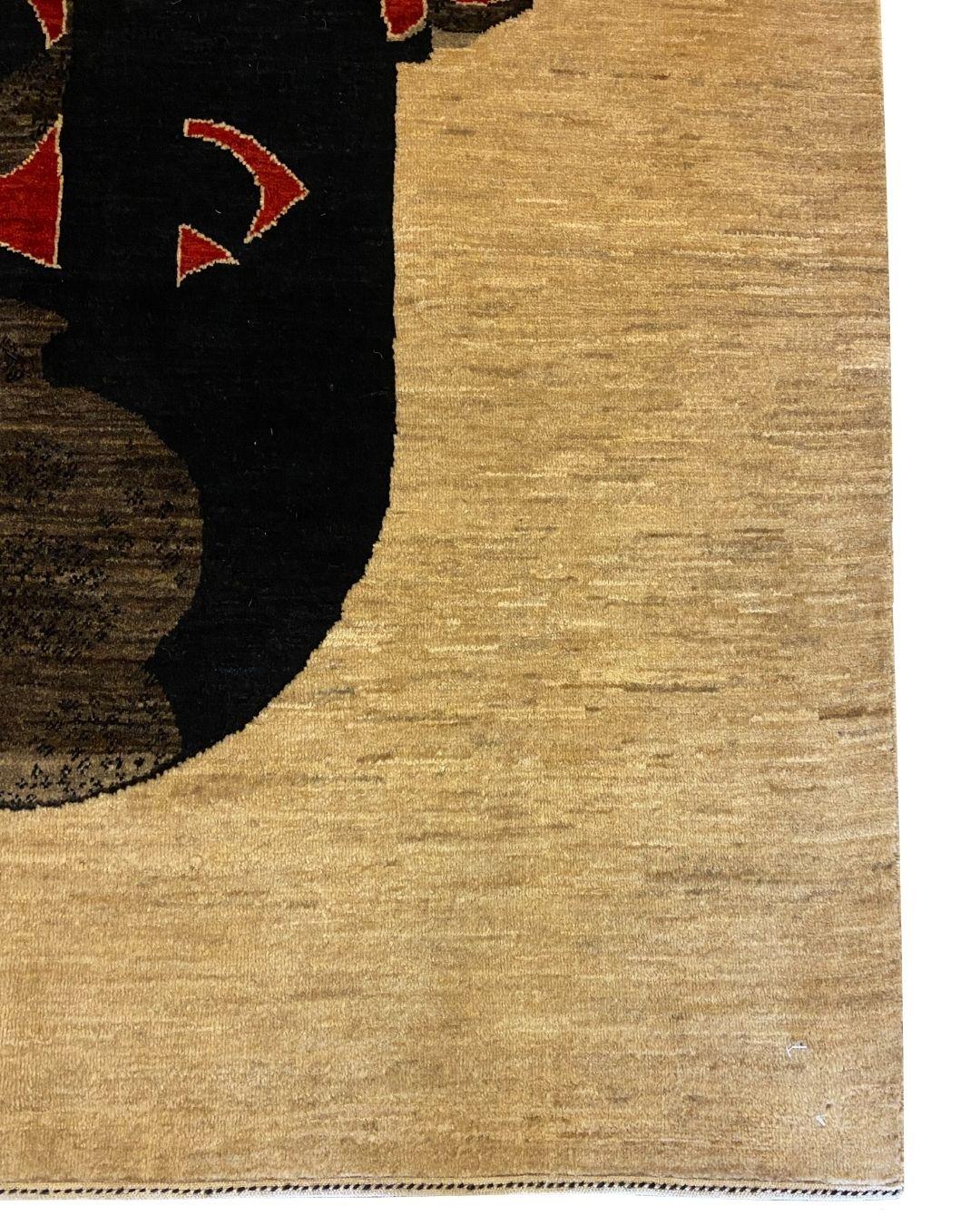 Questo tappeto persiano astratto nero, marrone e rosso, di dimensioni 4' x 6', presenta un design moderno ispirato alle forme fluide della calligrafia tradizionale. L'audace gioco di accenti neri e rossi profondi si incurva con grazia su un campo di