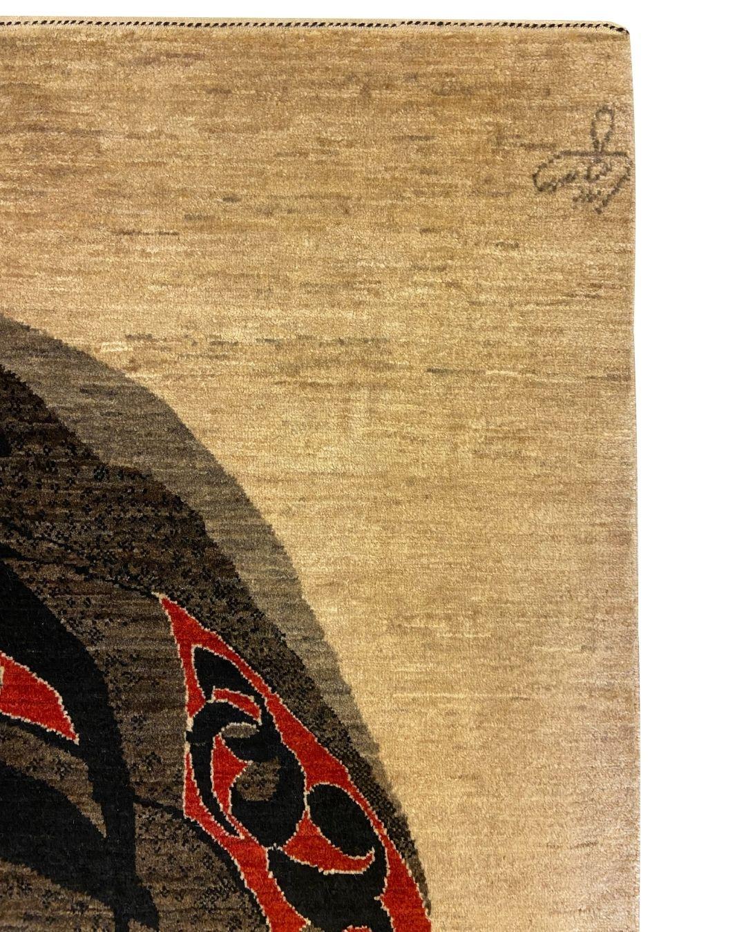 Persiano Tappeto persiano astratto nero, marrone e rosso con design calligrafico moderno, 4' x 6' in vendita