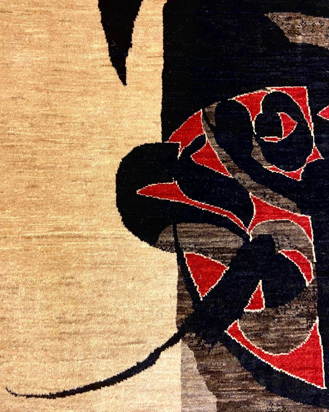 XXI secolo e contemporaneo Tappeto persiano astratto nero, marrone e rosso con design calligrafico moderno, 4' x 6' in vendita
