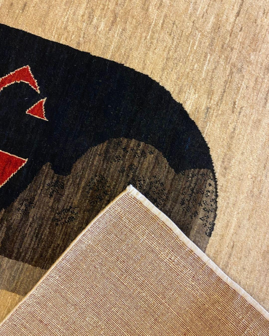 Tappeto persiano astratto nero, marrone e rosso con design calligrafico moderno, 4' x 6' in vendita 1