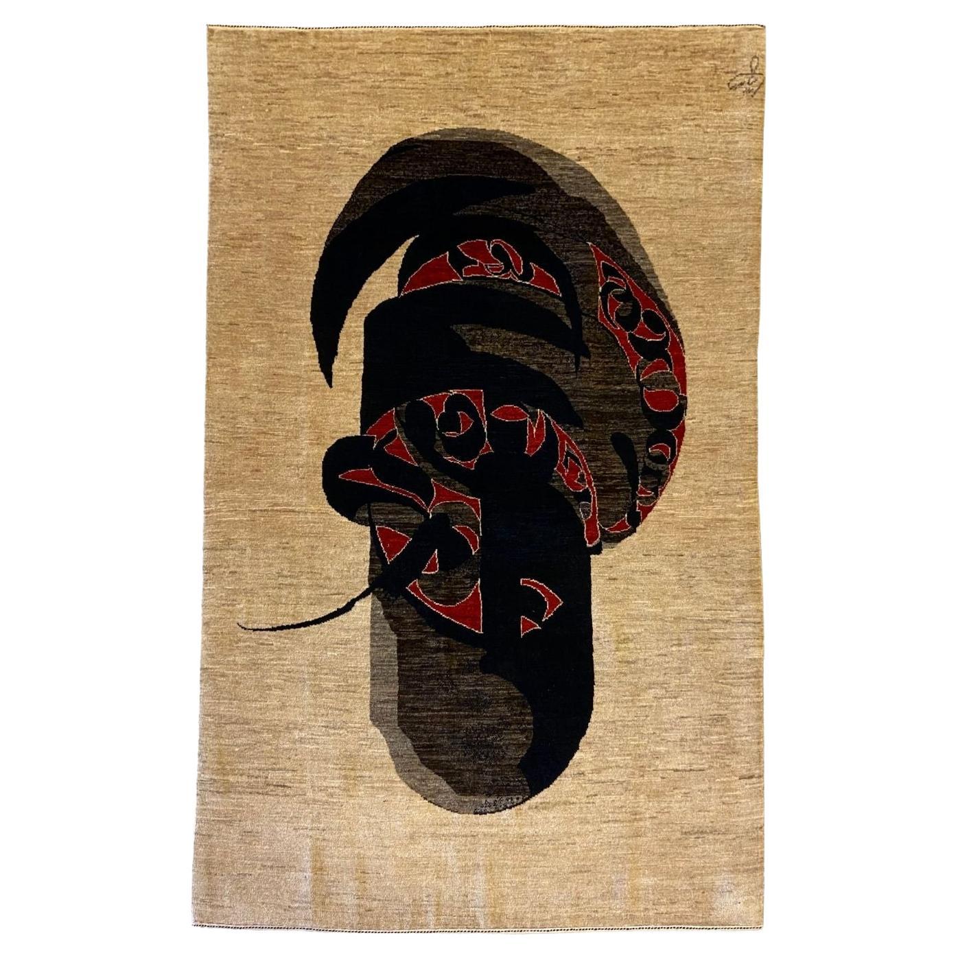 Tappeto persiano astratto nero, marrone e rosso con design calligrafico moderno, 4' x 6'