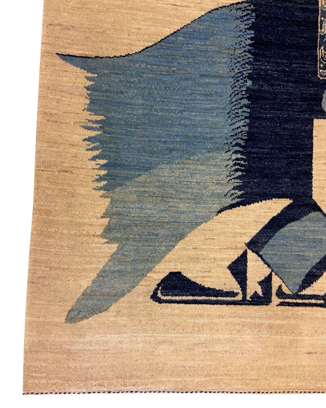Questo tappeto persiano astratto blu e crema, che misura 4' x 6', fa parte della celebre Abstract Collection di Orley Shabahang ed è intitolato Calligraphy. Fonde la tradizionale calligrafia persiana con un'estetica moderna e minimalista. La