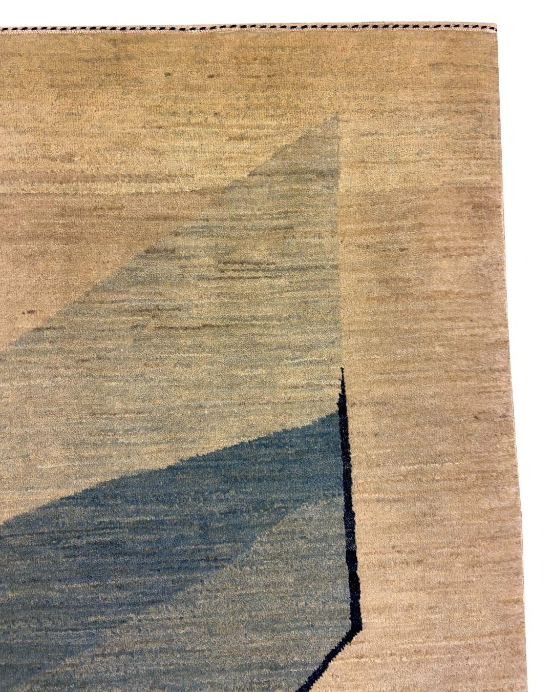 Tintura vegetale Tappeto persiano astratto blu e crema con design calligrafico, 4' x 6' in vendita