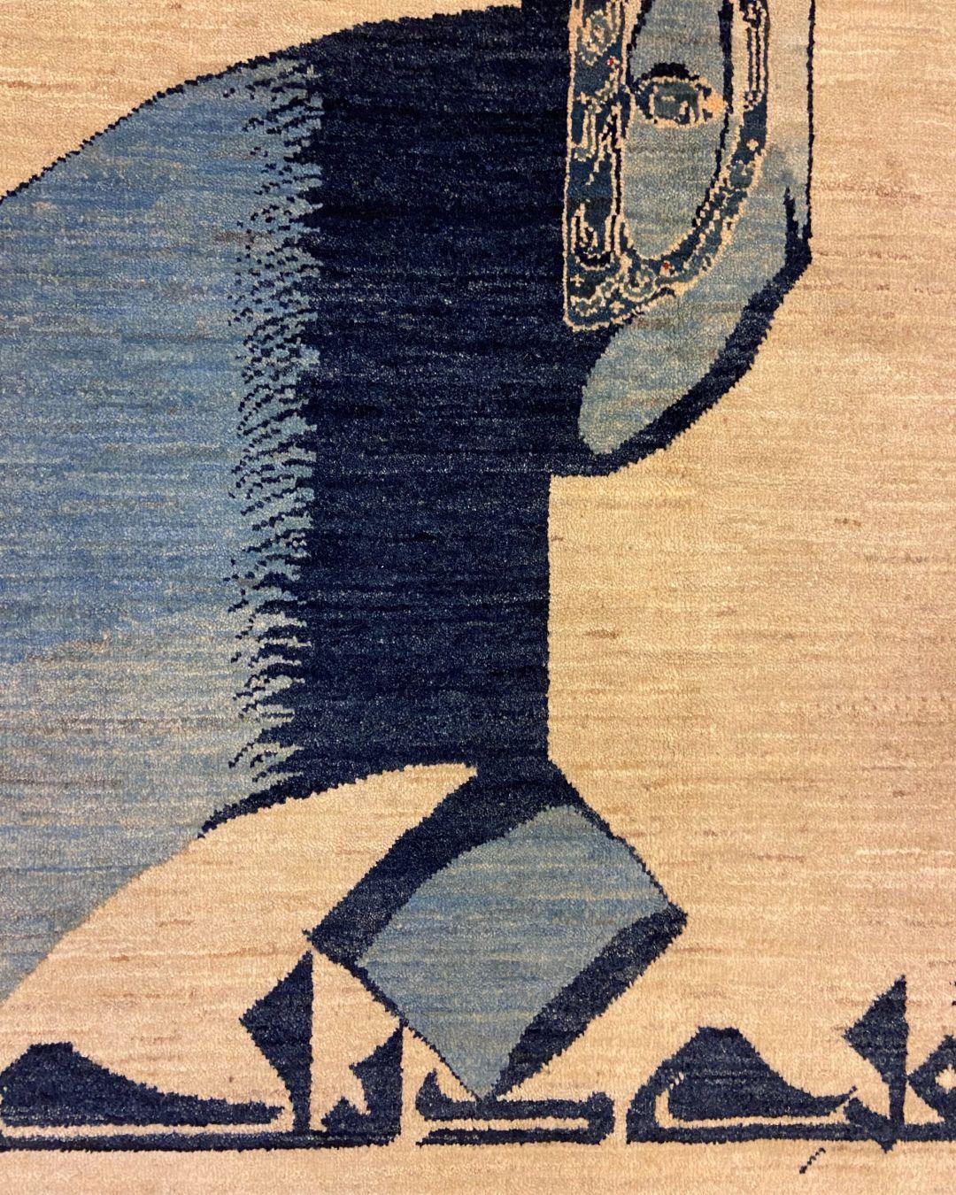 Tappeto persiano astratto blu e crema con design calligrafico, 4' x 6' in vendita 1