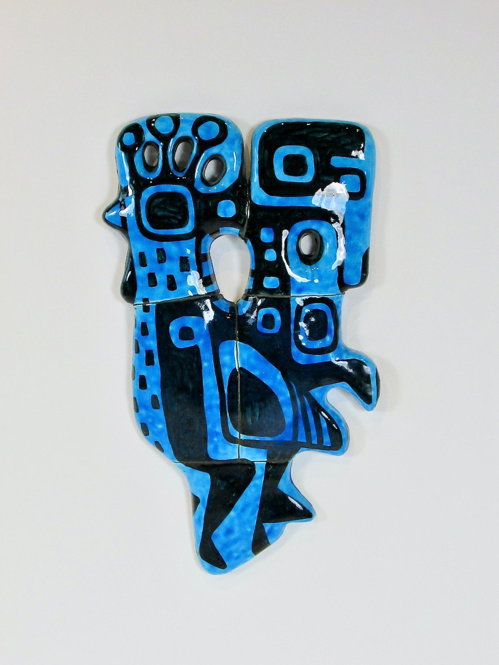 Segmentierte Keramikstücke, die zu einer feinen abstrakten Hühnerform zusammengesetzt sind. Glasiert in einem leuchtenden, vibrierenden elektrischen Blau. Rückseitig signiert und datiert 1960. 