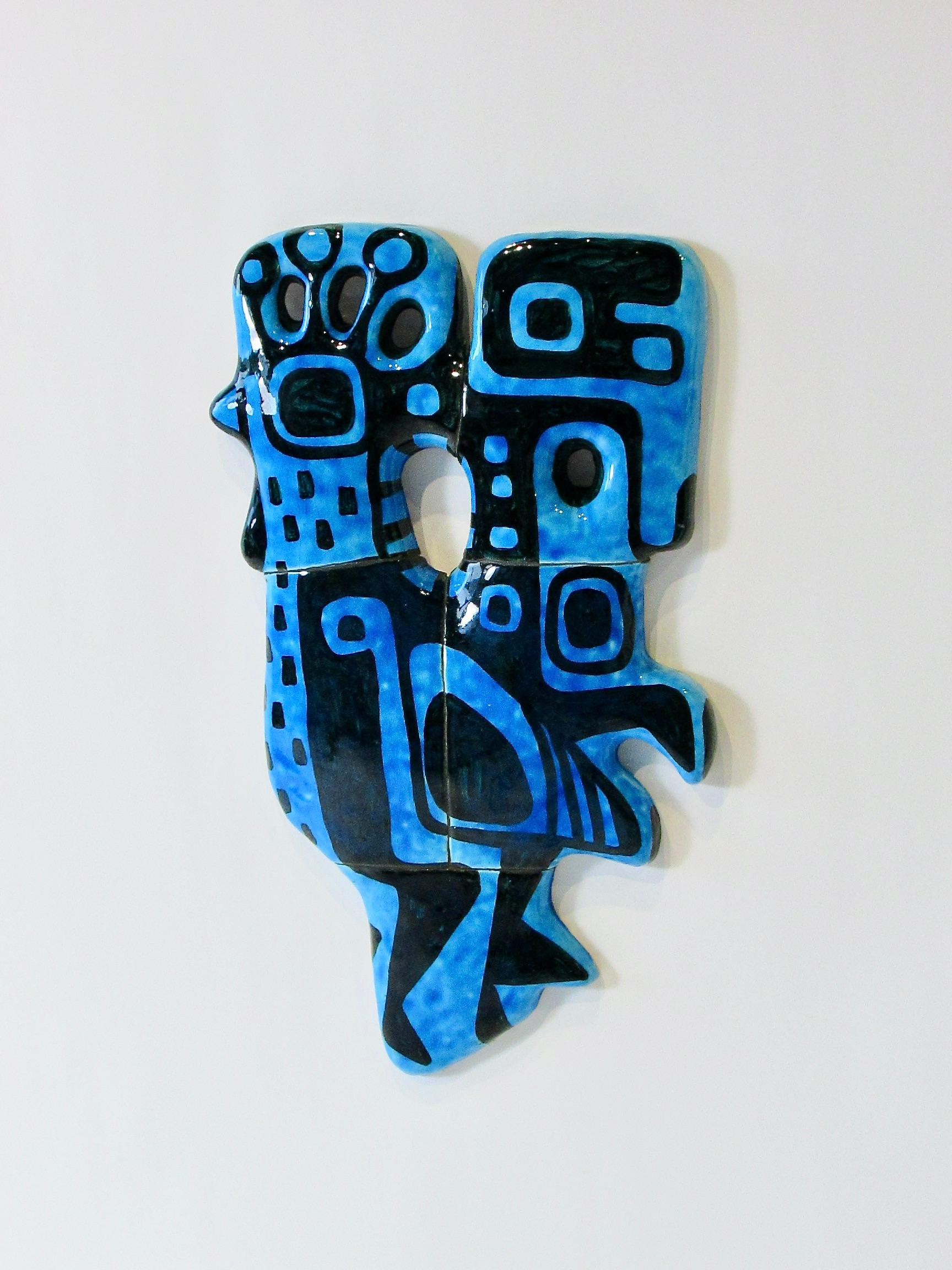 Abstrakte blaue wallskulptur aus Hühnermotiv, signiert und datiert 1960 (Töpferwaren) im Angebot