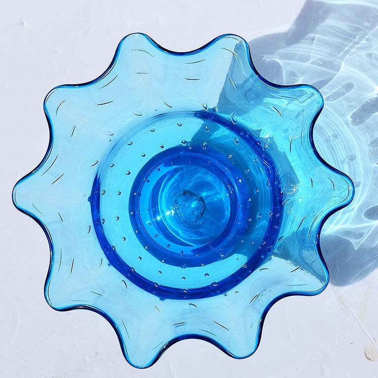 Moderne Vase ou récipient en verre d'art italien de Murano bleu abstrait:: drapé et ondulé en vente