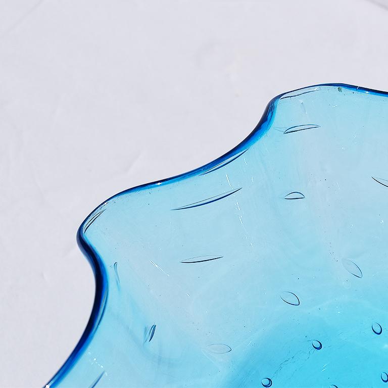 Vase ou récipient en verre d'art italien de Murano bleu abstrait:: drapé et ondulé Bon état - En vente à Oklahoma City, OK