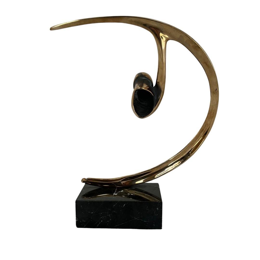 Scultura astratta in ottone su base nera

Artista sconosciuto

1980s

