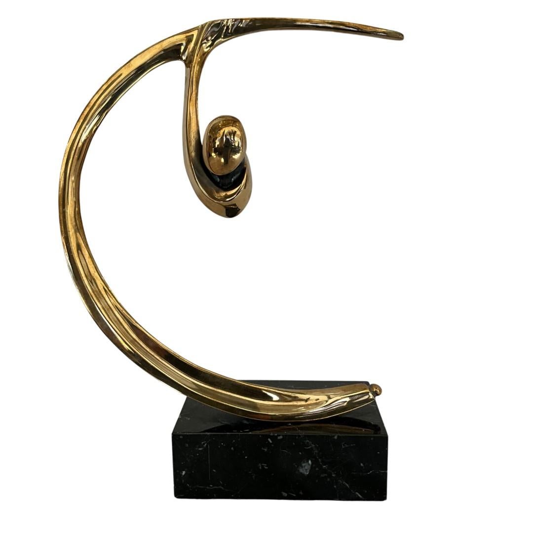 Moderno Scultura astratta in ottone in vendita