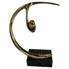 Escultura abstracta de latón