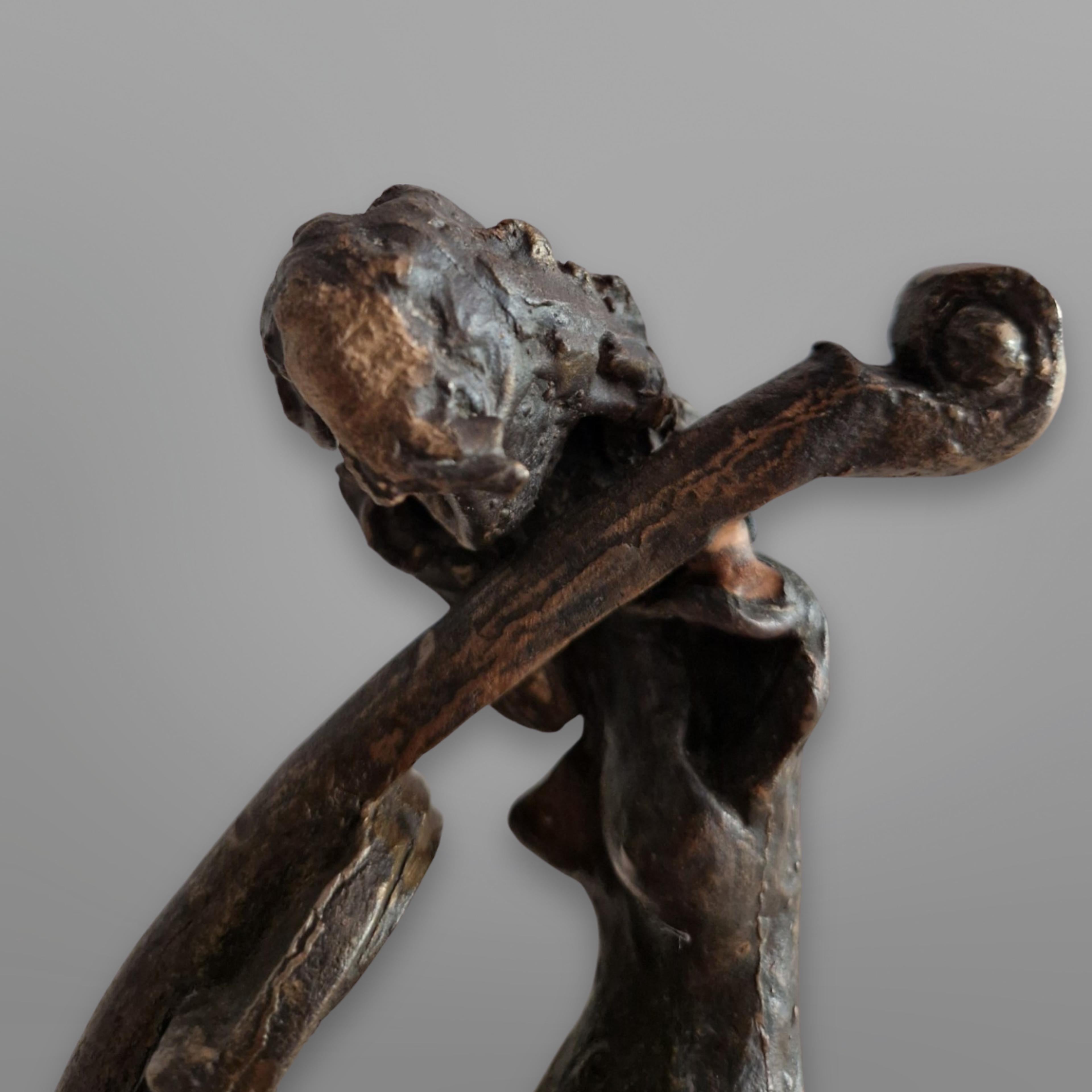 Statue abstraite de violoncelliste en bronze attribuée à Yves Lohé, France années 1970 en vente 1