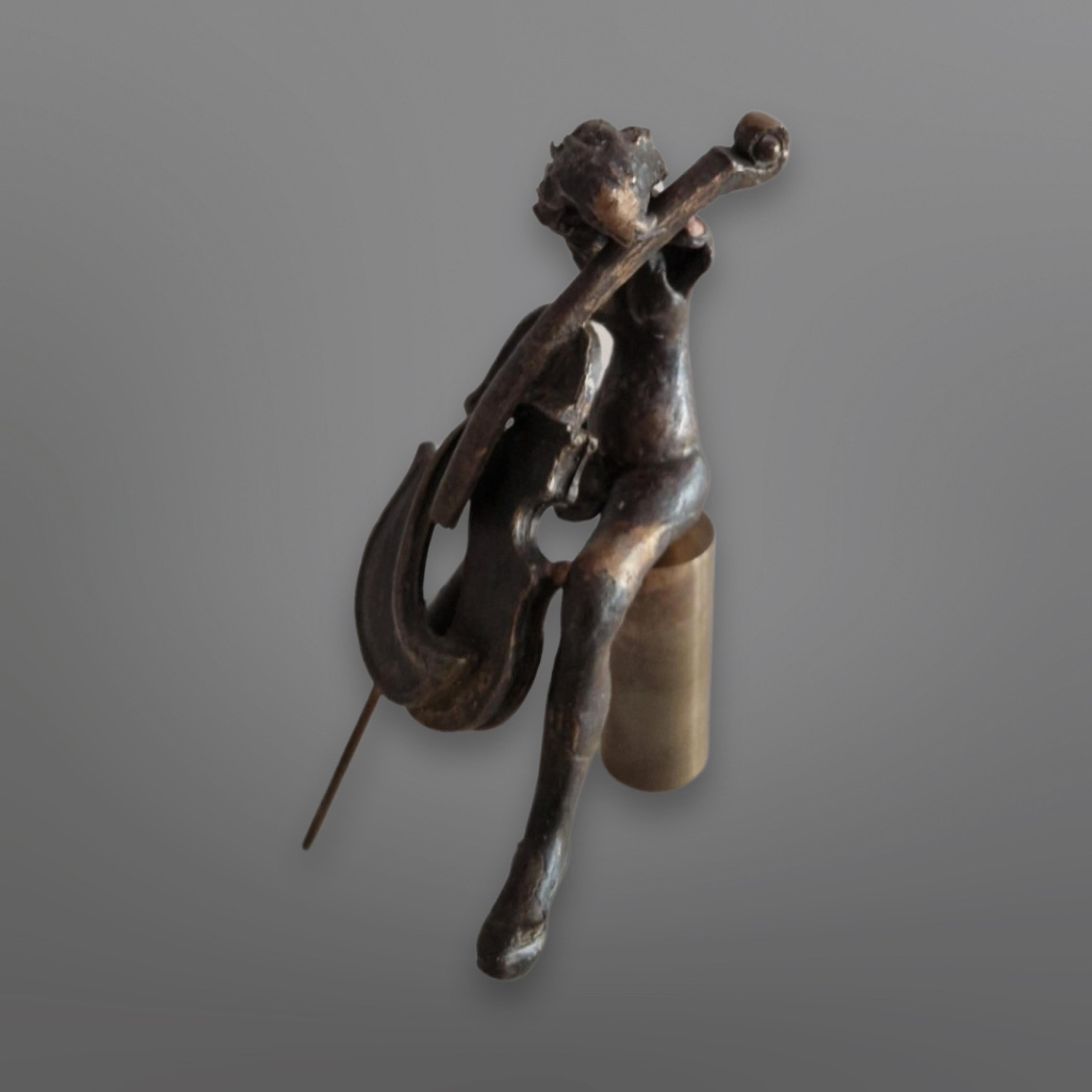 Abstrakte Bronzestatue eines Cellospielers, Yves Lohé zugeschrieben, Frankreich 1970er Jahre (Französisch) im Angebot