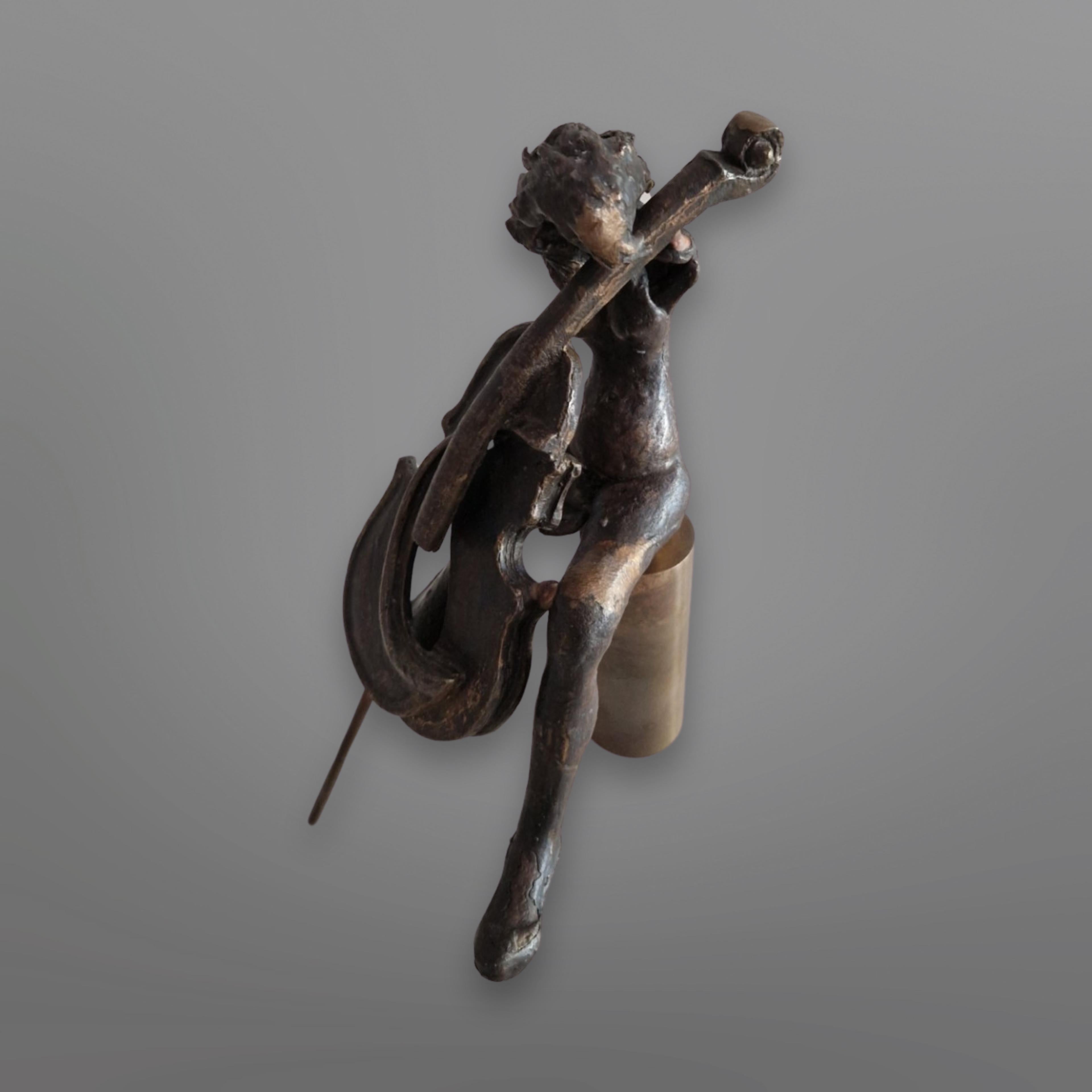 Abstrakte Bronzestatue eines Cellospielers, Yves Lohé zugeschrieben, Frankreich 1970er Jahre (Gegossen) im Angebot