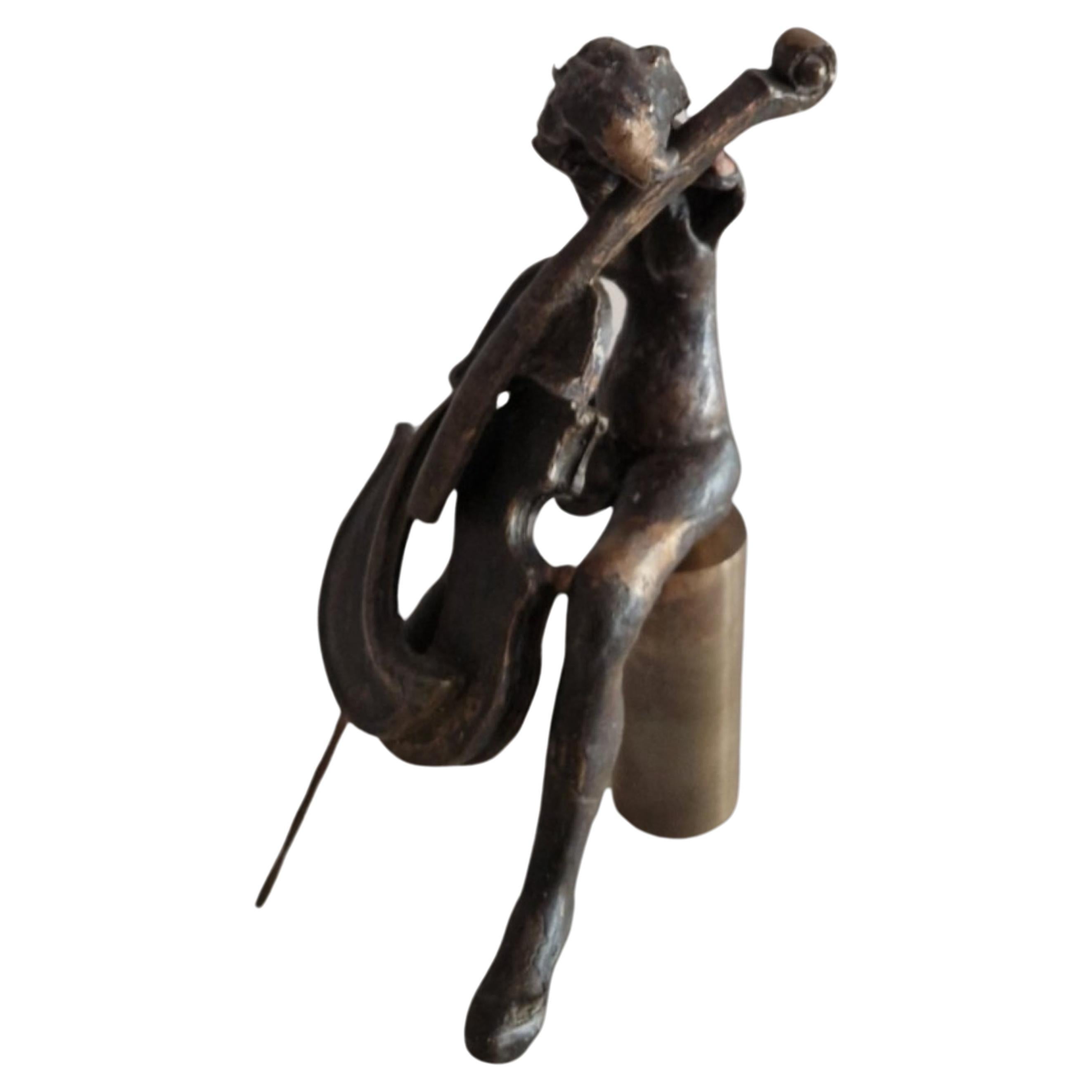 Statue abstraite de violoncelliste en bronze attribuée à Yves Lohé, France années 1970