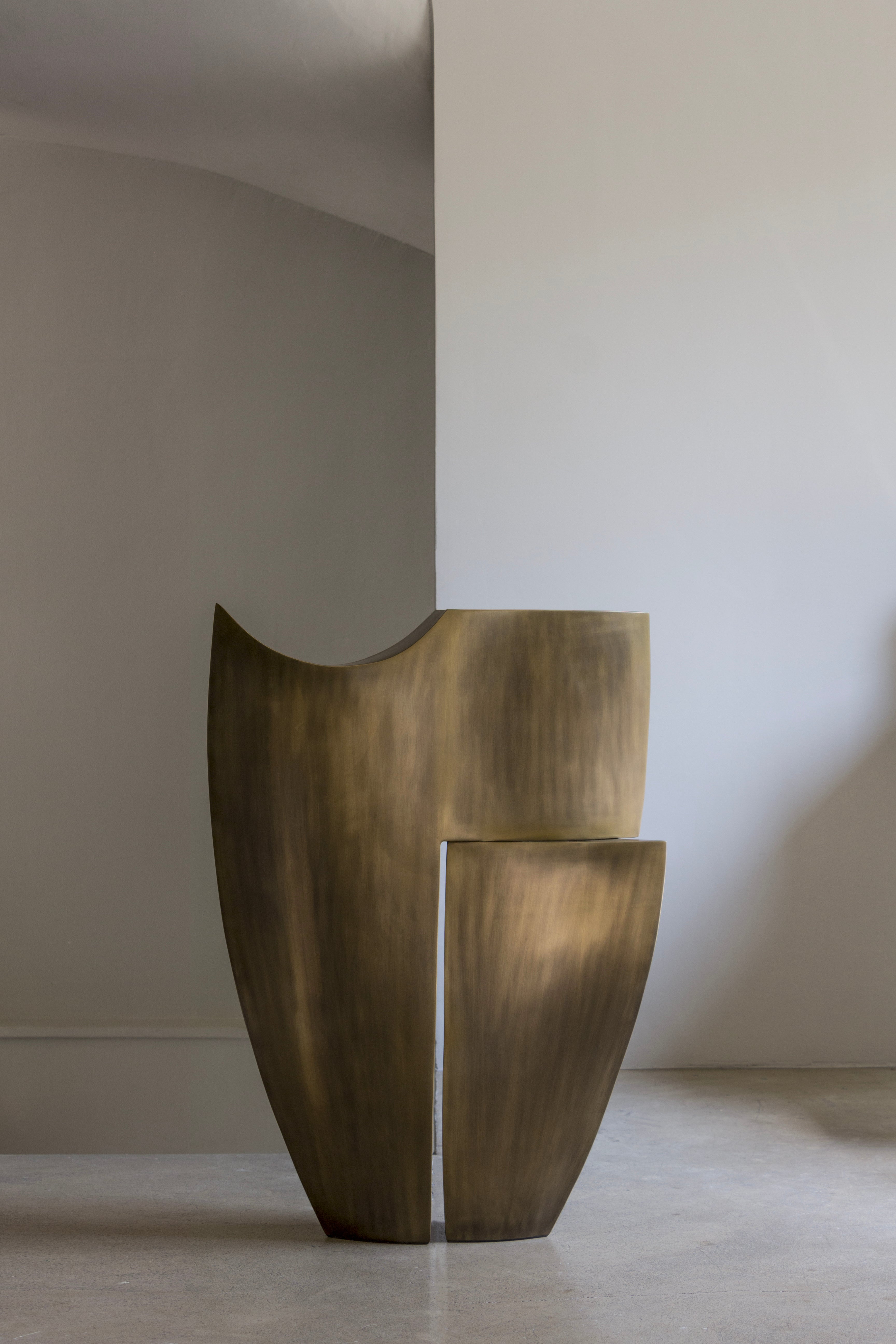 Patrick Coard Paris erweitert seine einzigartige und schöne Sammlung skulpturaler Objekte. Der Kronos ist ein außergewöhnliches Stück, das sich perfekt für Ihren Eingangsbereich oder sogar für einen Garten im Freien eignet. Das Stück ist komplett