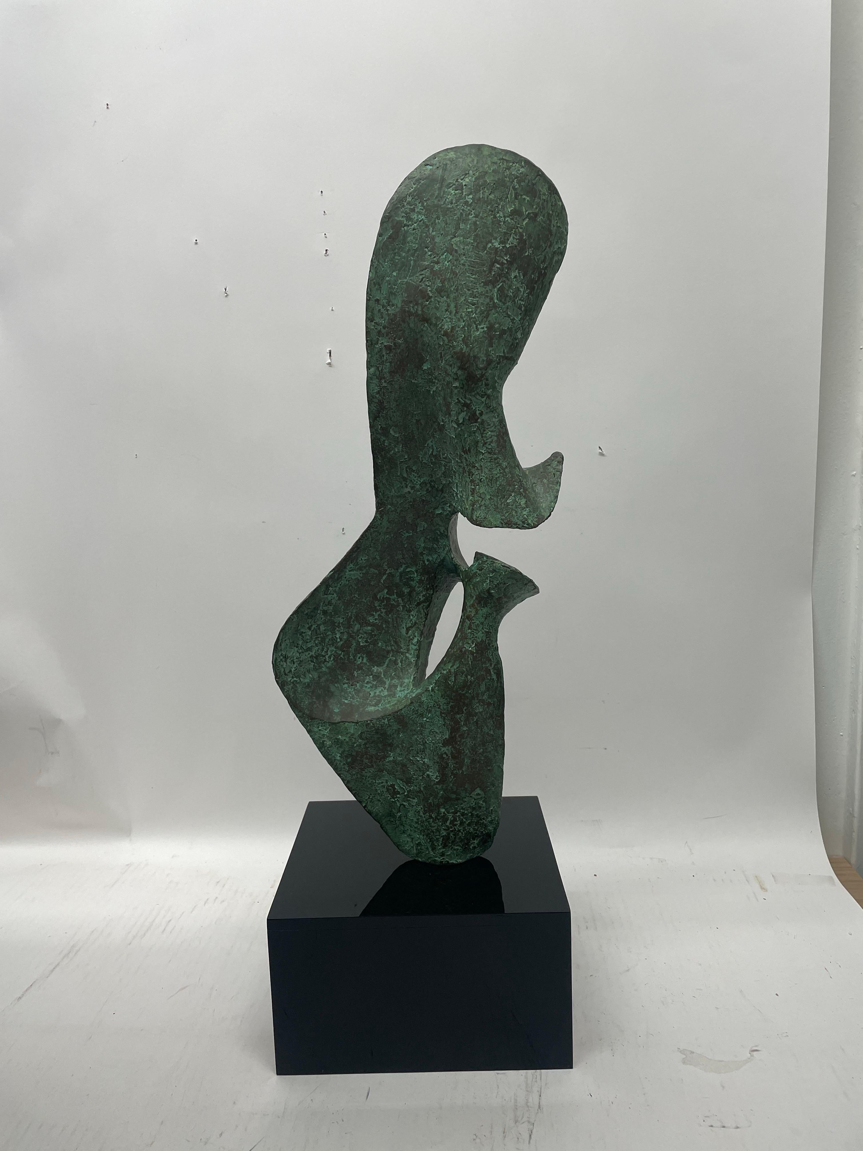 Una hermosa escultura abstracta de bronce sobre una base de lucita negra hecha a medida. Esta pieza está firmada y numerada ( 2 de 6). Tiene una gran pátina. 