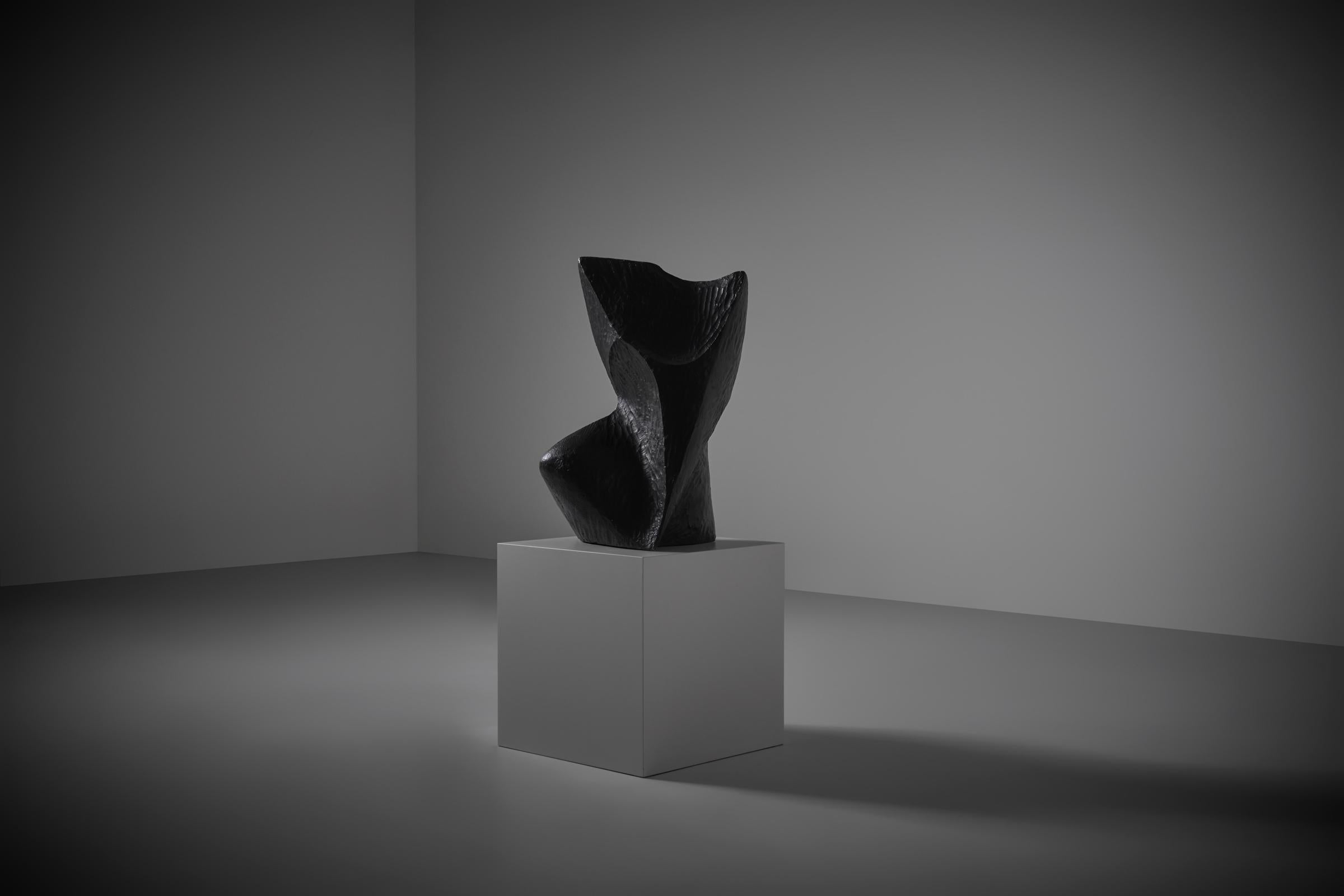 Sculpture abstraite unique en bronze de Yasuo Fuke (Kagawa Japon 1929), années 1960. Fuke est né au Japon et a étudié à Milan à l'Accademia di Brera di belle Arti. Le travail de Fuke est une fusion du style japonais épuré et raffiné et de