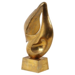 Scultura astratta in bronzo raffigurante un uccello, opera di Kirill Bergart