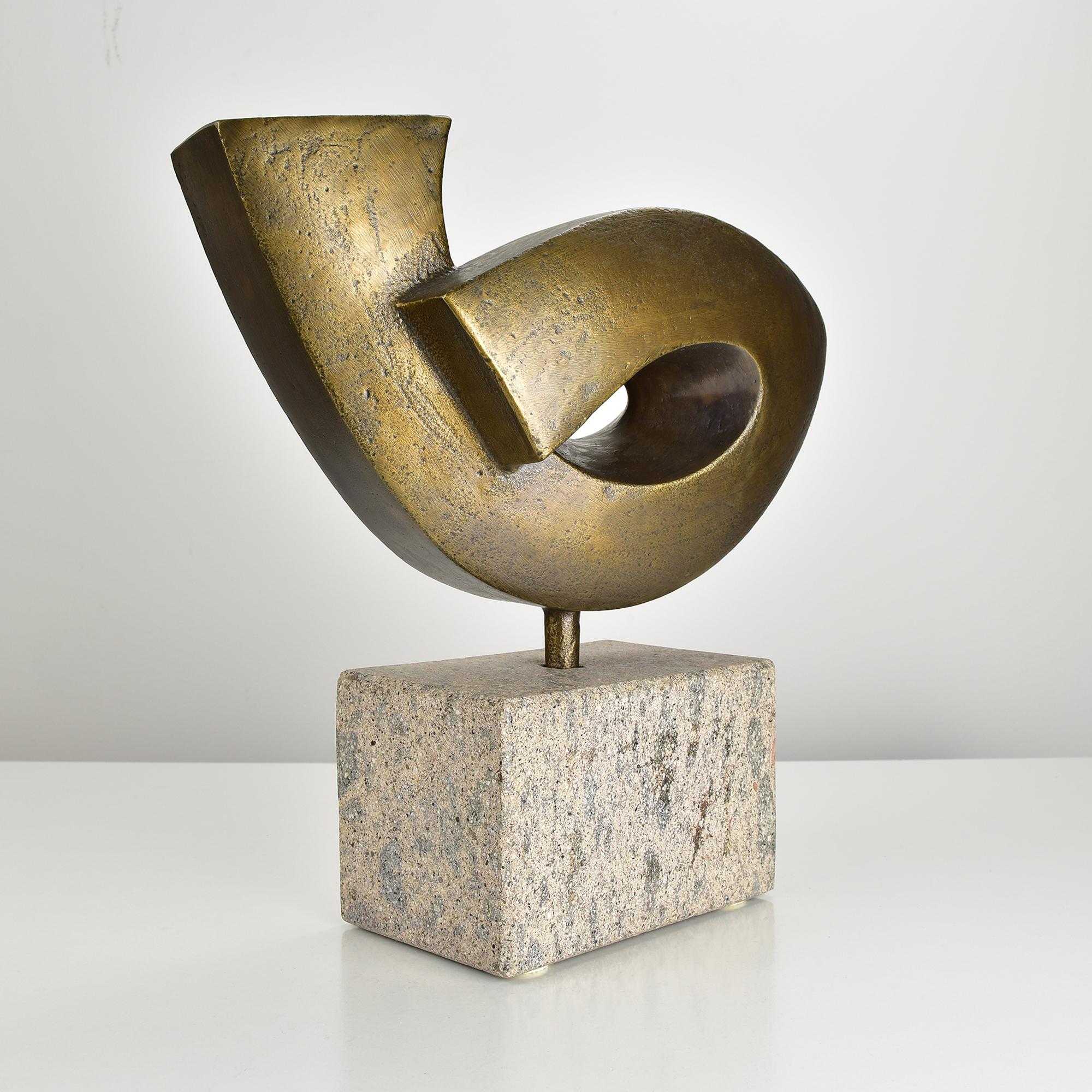 Abstrakte Bronzeskulptur auf Granitsockel mit organischer, geometrischer Form (Moderne der Mitte des Jahrhunderts) im Angebot
