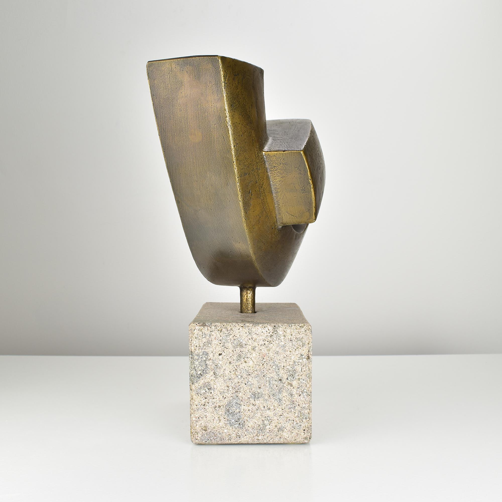 Abstrakte Bronzeskulptur auf Granitsockel mit organischer, geometrischer Form (Schweizerisch) im Angebot