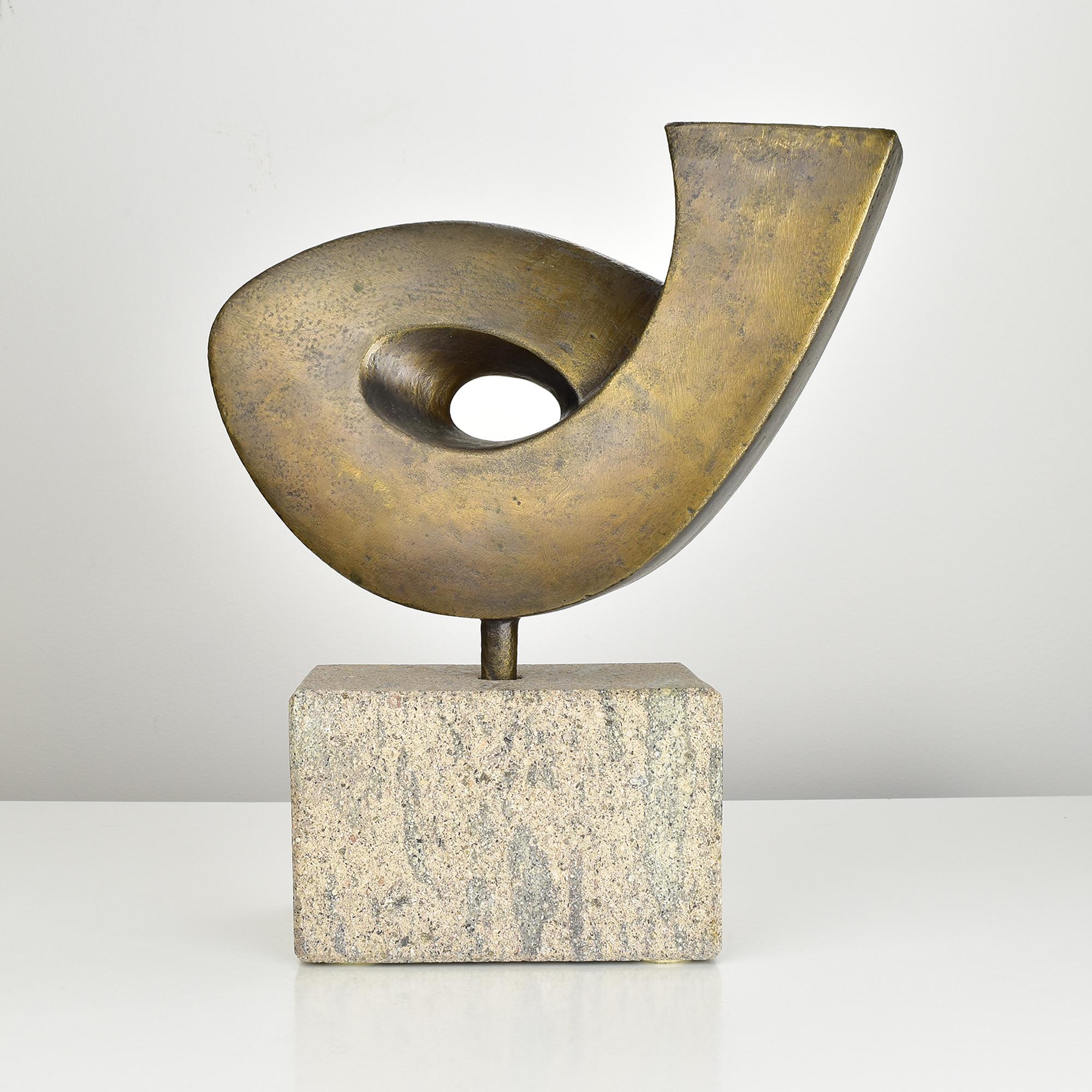 Abstrakte Bronzeskulptur auf Granitsockel mit organischer, geometrischer Form (Gegossen) im Angebot