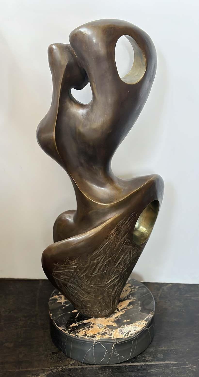Sculpture suisse vintage en bronze de qualité représentant une figure abstraite avec de nombreux détails tout autour, se tenant gracieusement sur une base ronde en marbre noir veiné.
*Signé et daté par Jean-Jacques Porret (1986).
*Numéroté