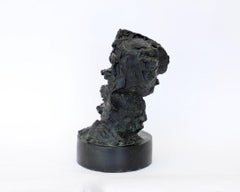Scultura astratta in bronzo che ricorda le rocce che emergono naturalmente