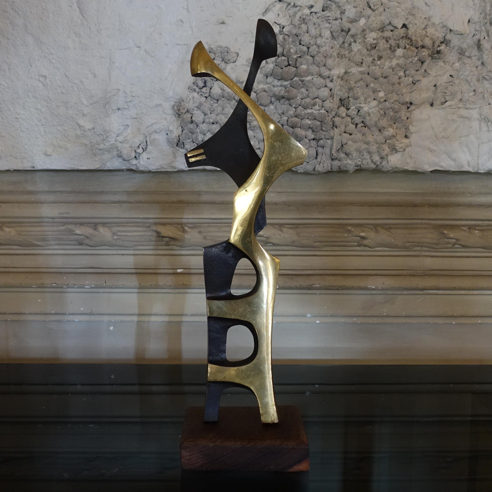 Abstracd bronze sculpture on wood base, perfect condition and vintage patina, signed Tandu. L. 2015.
   