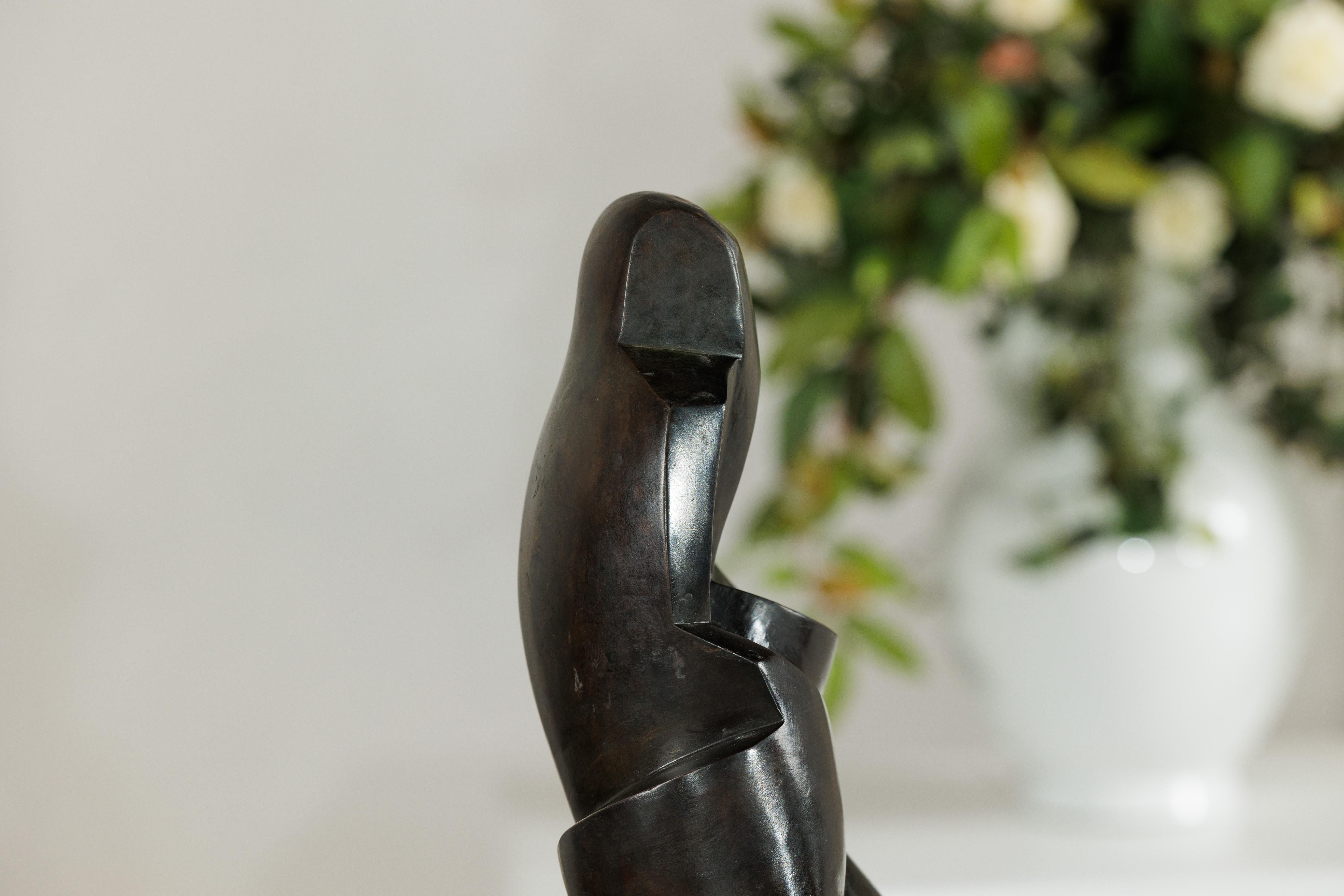 Scultura astratta in bronzo con forme geometriche e curve su base a plinto in vendita 7
