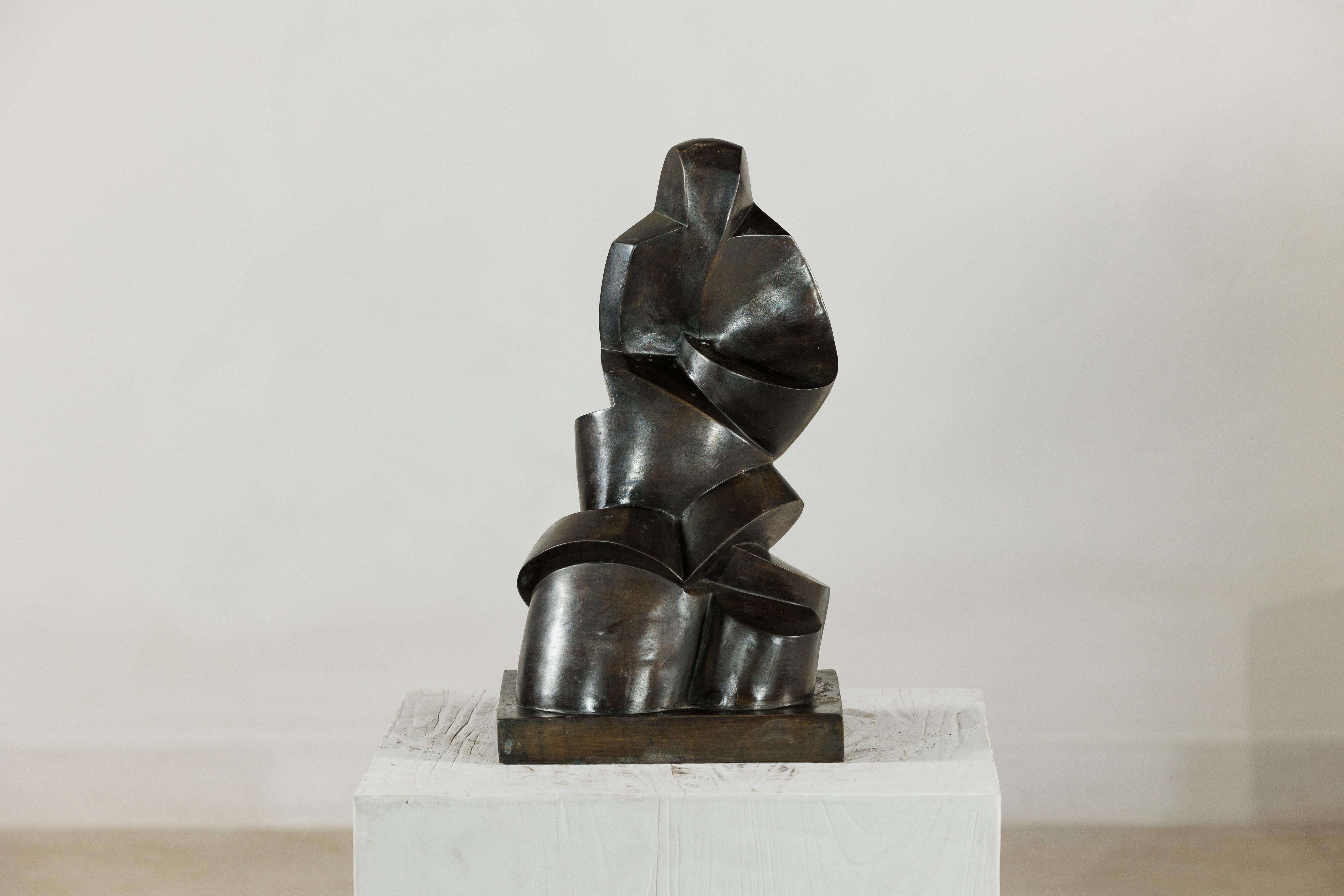 Scultura astratta in bronzo con forme geometriche e curve su base a plinto in vendita 11