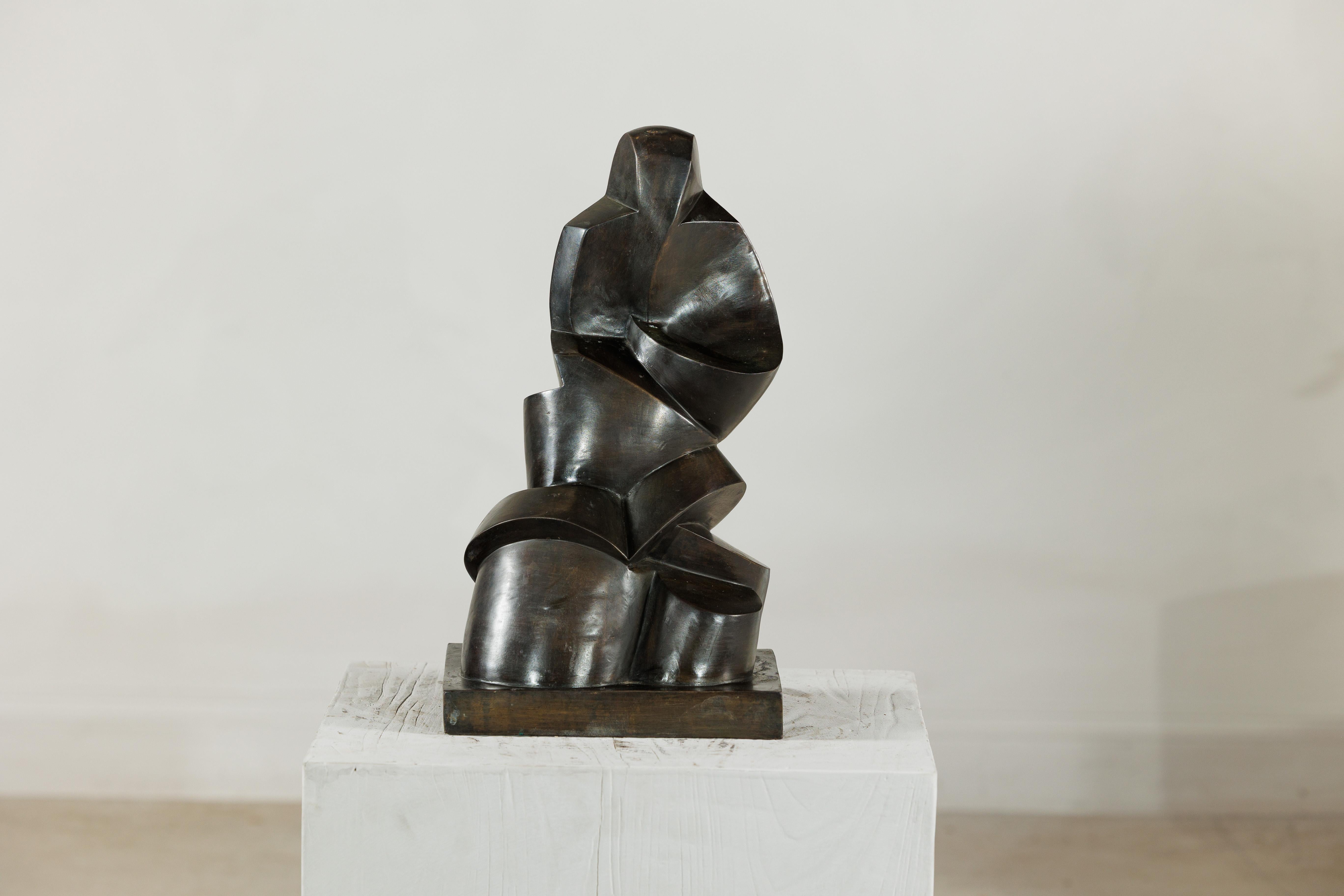 Questa scultura astratta in bronzo cattura lo spirito espressivo del modernismo del tardo XX secolo attraverso il suo gioco di piani geometrici forti e superfici fluide e curve. Salendo verso l'alto in una serie di pieghe angolari e forme