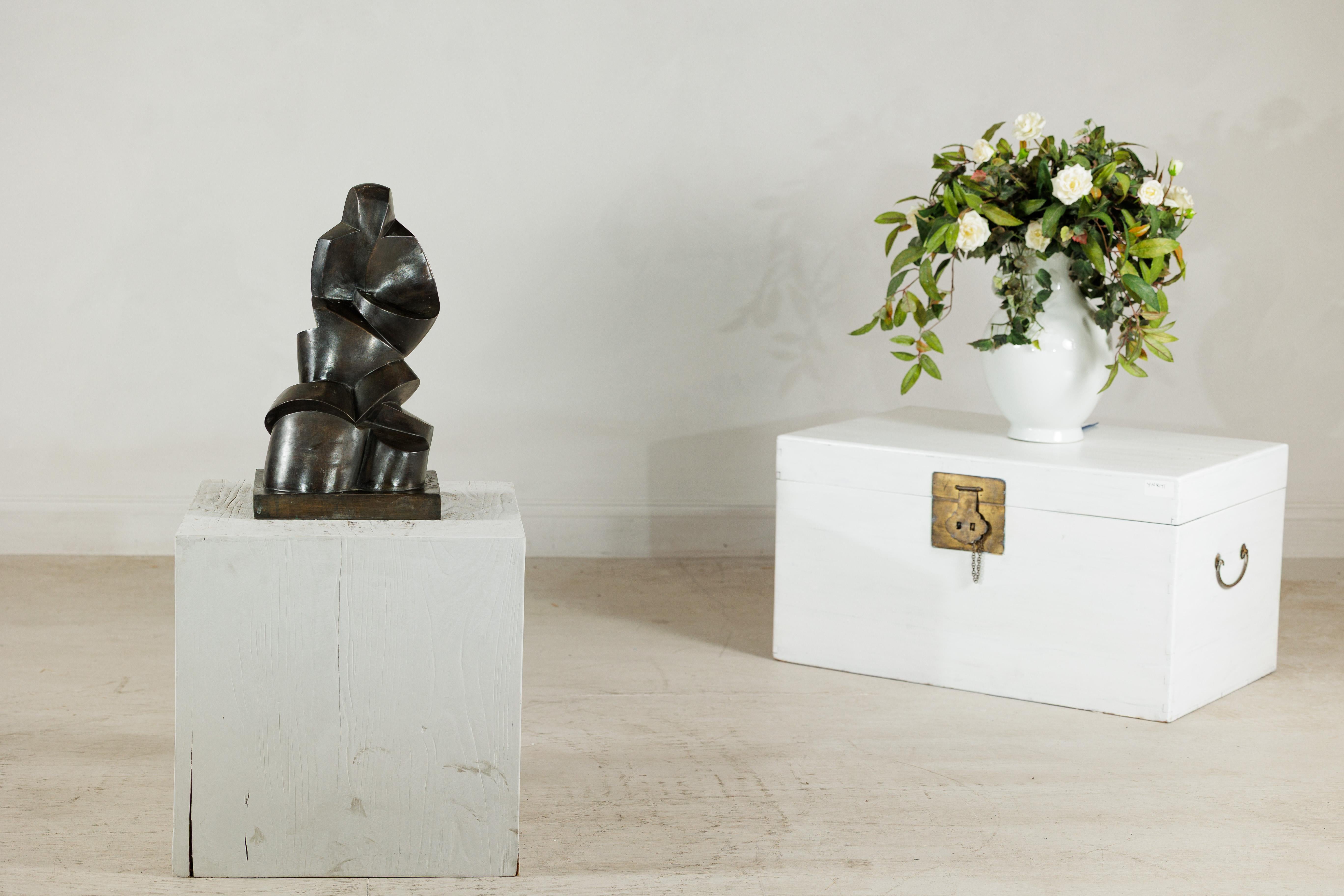 Calco Scultura astratta in bronzo con forme geometriche e curve su base a plinto in vendita