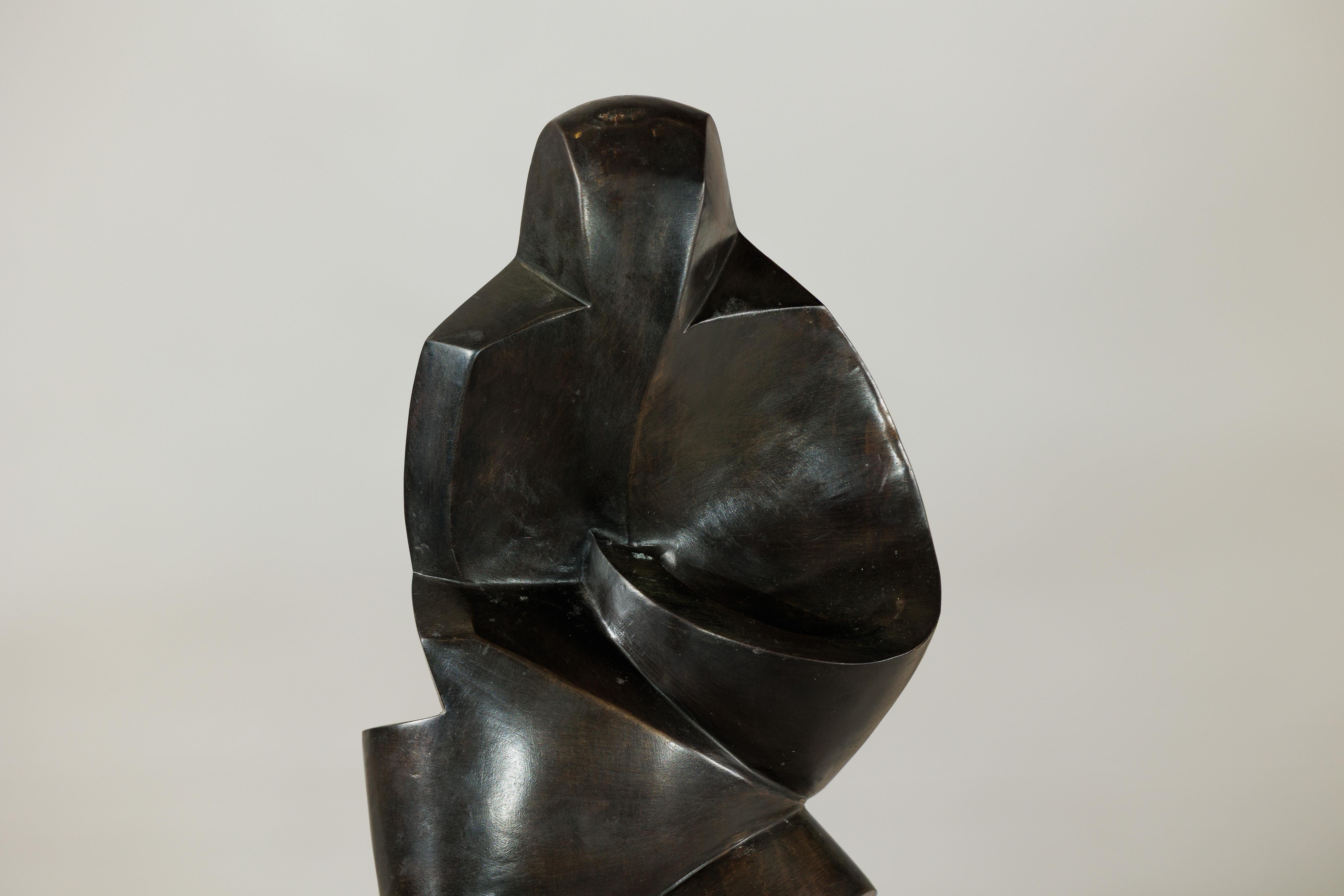 Scultura astratta in bronzo con forme geometriche e curve su base a plinto In condizioni buone in vendita a Yonkers, NY