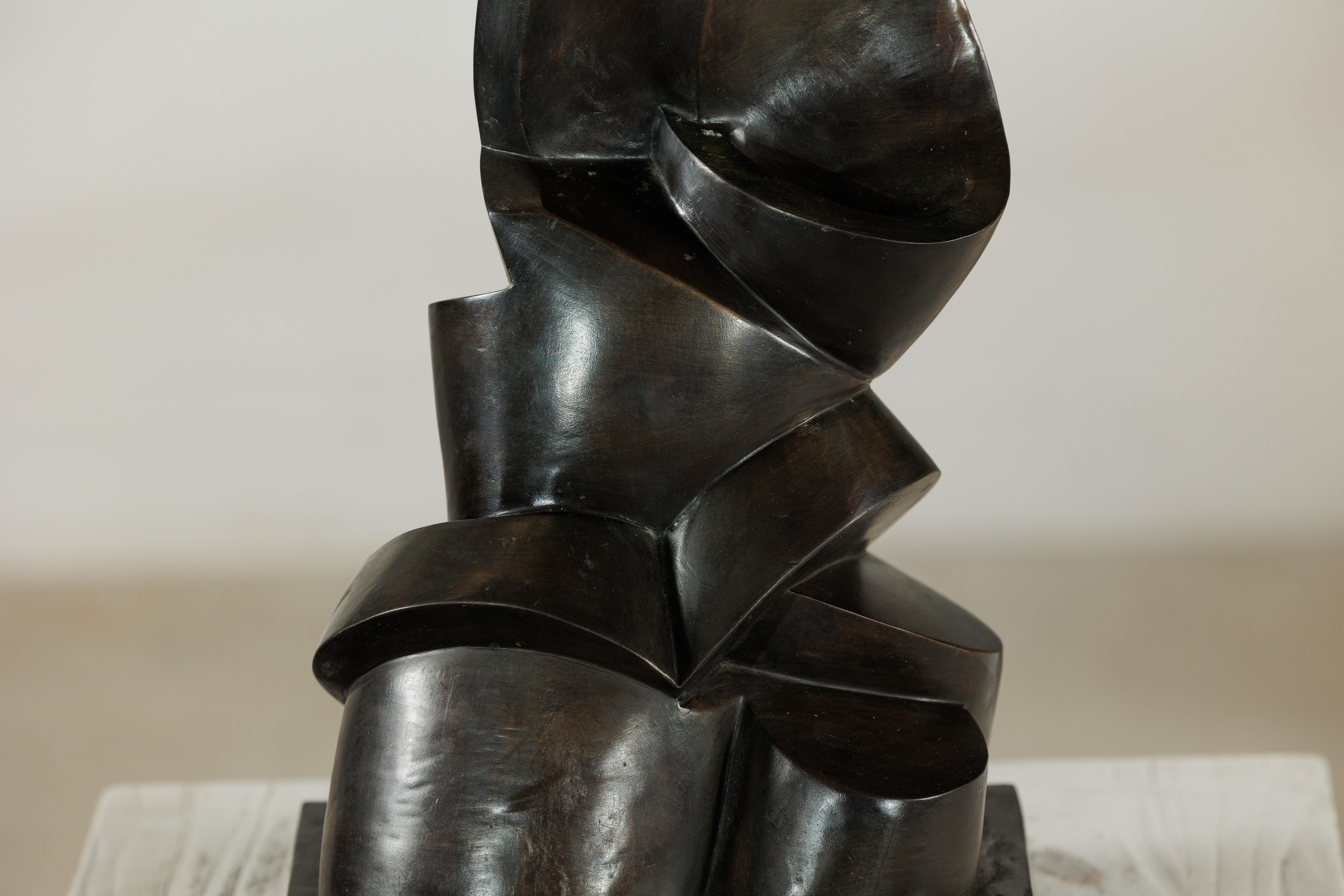 XX secolo Scultura astratta in bronzo con forme geometriche e curve su base a plinto in vendita