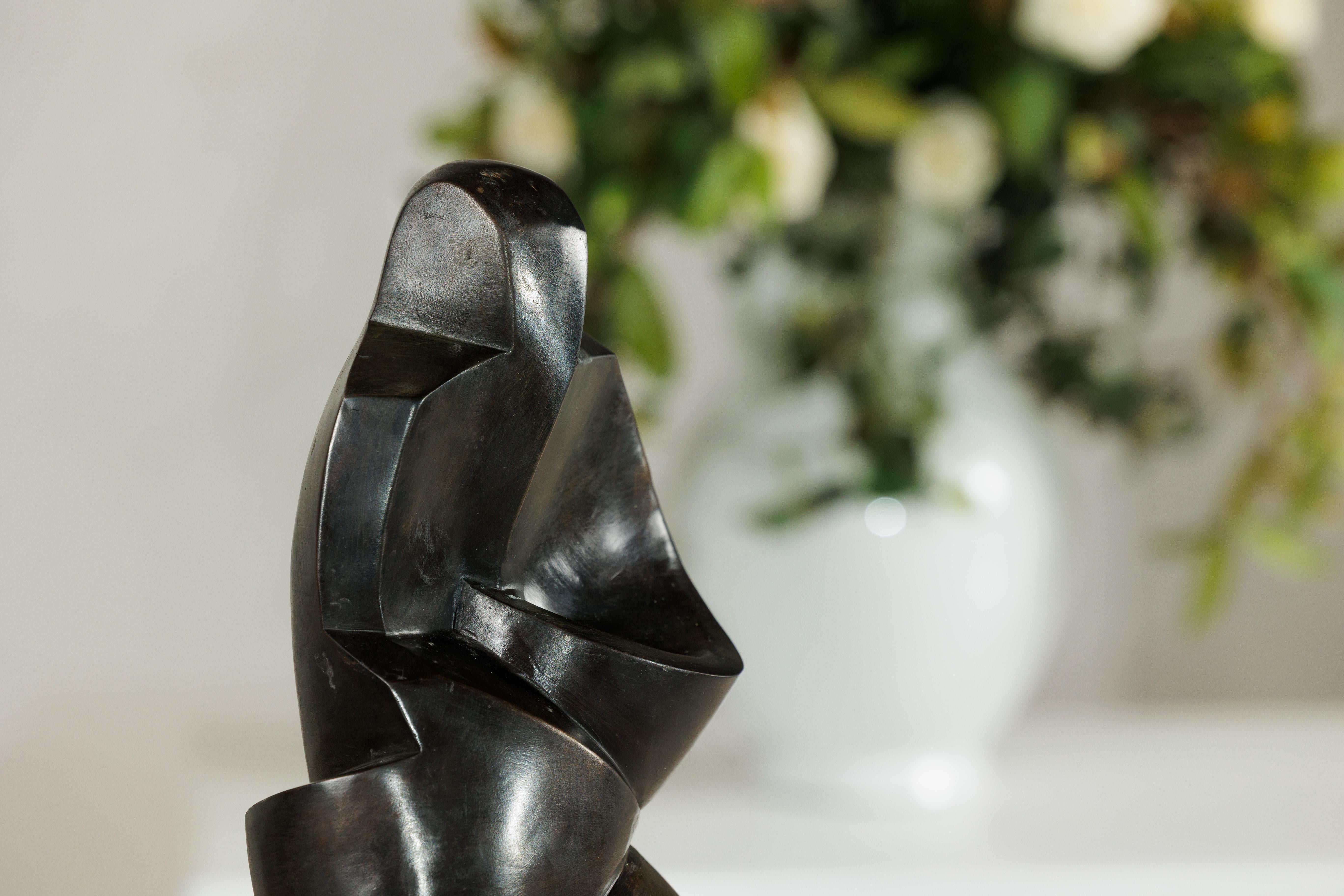 Scultura astratta in bronzo con forme geometriche e curve su base a plinto in vendita 1