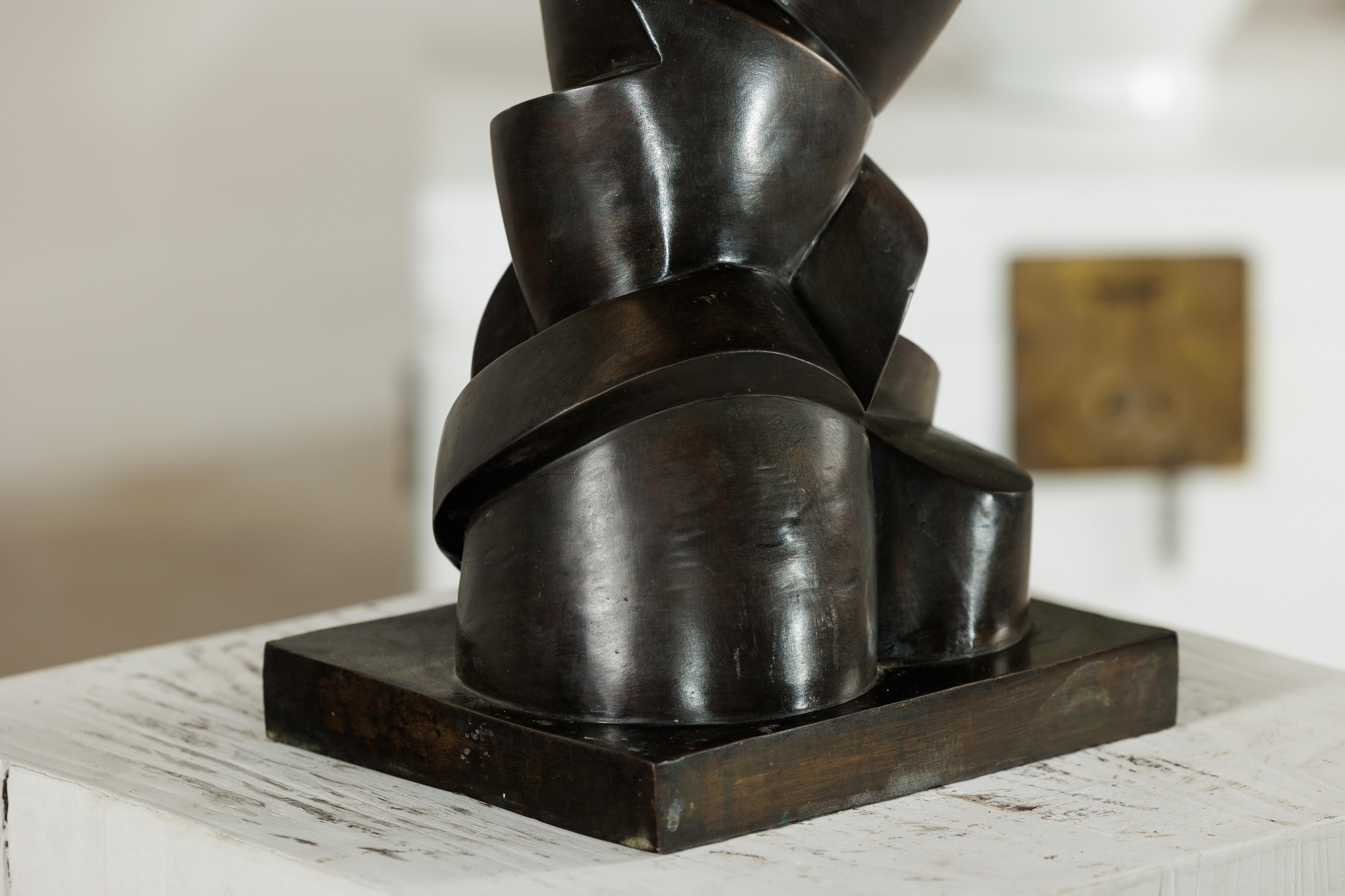 Scultura astratta in bronzo con forme geometriche e curve su base a plinto in vendita 2