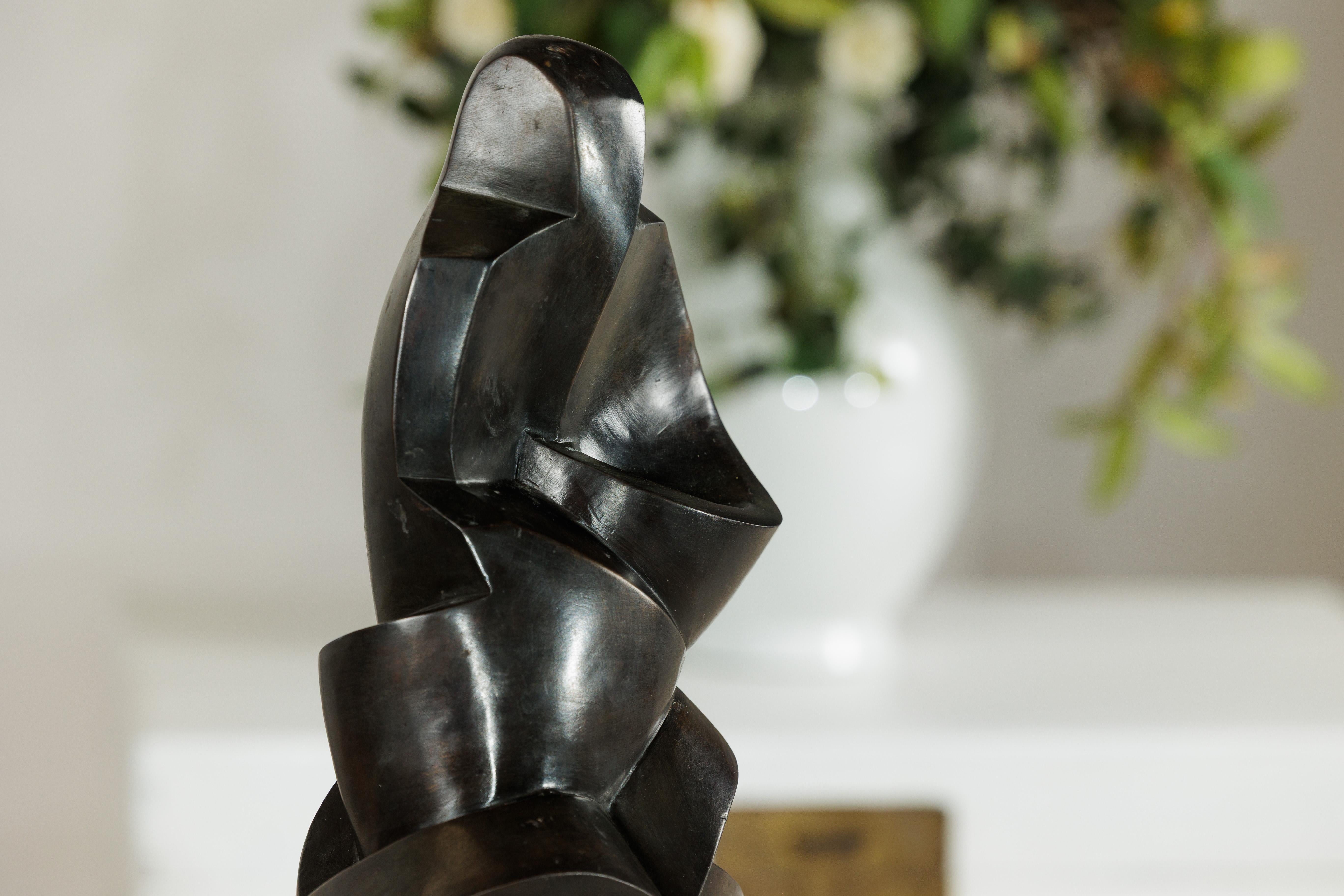 Scultura astratta in bronzo con forme geometriche e curve su base a plinto in vendita 3