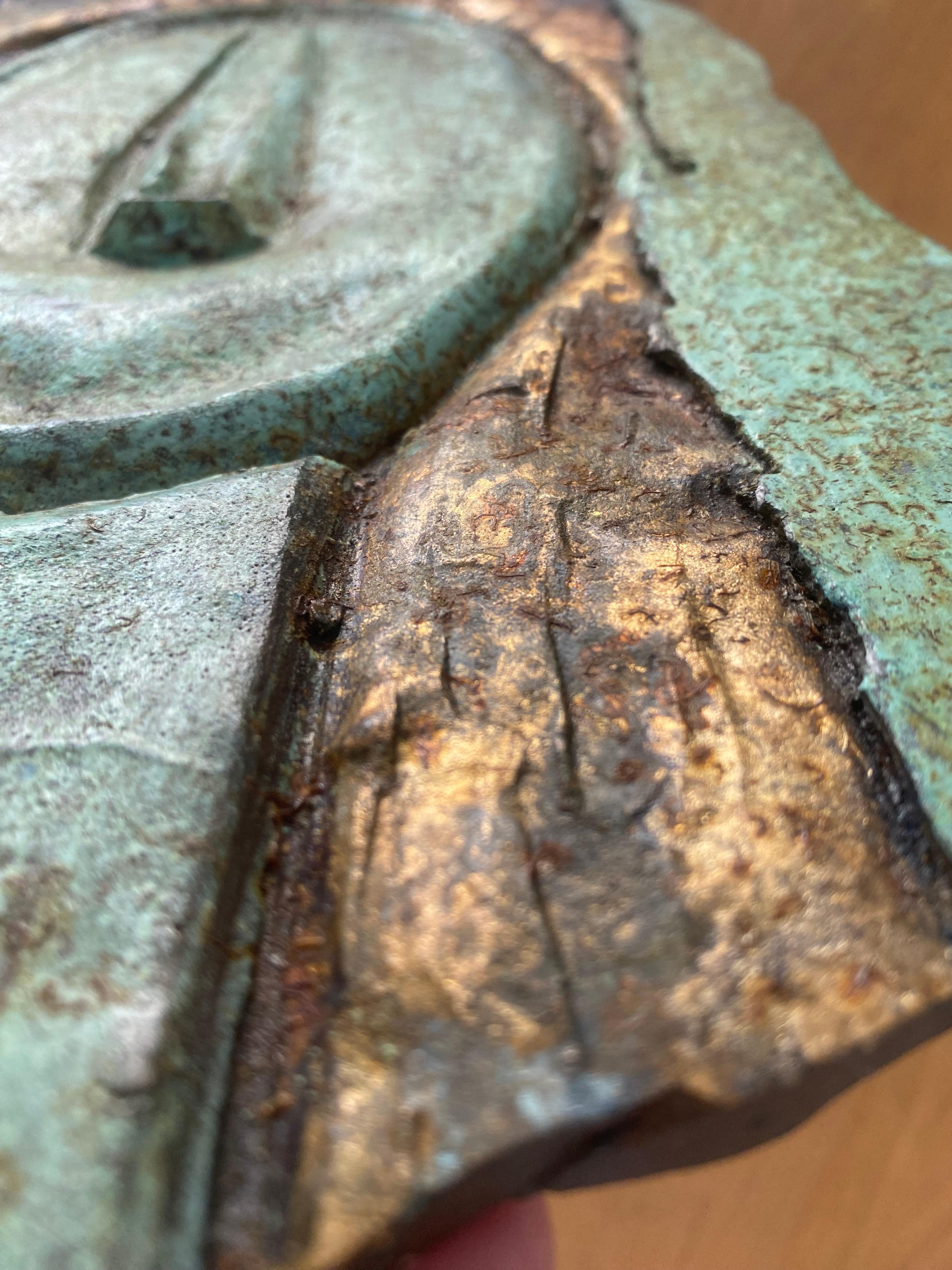 Sculpture abstraite en bronze avec visage en bas-relief en vert-de-gris en vente 2