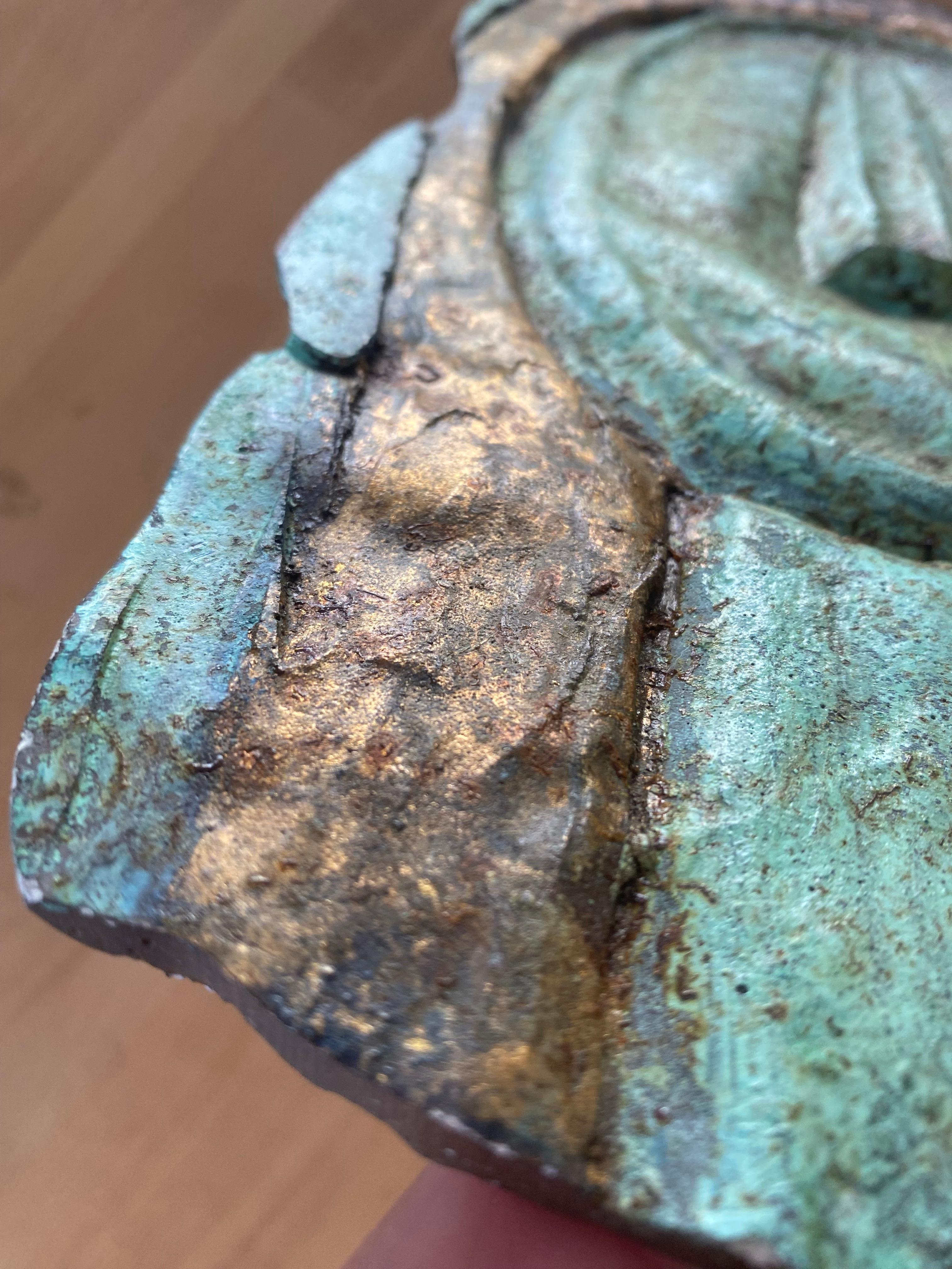 Sculpture abstraite en bronze avec visage en bas-relief en vert-de-gris en vente 3